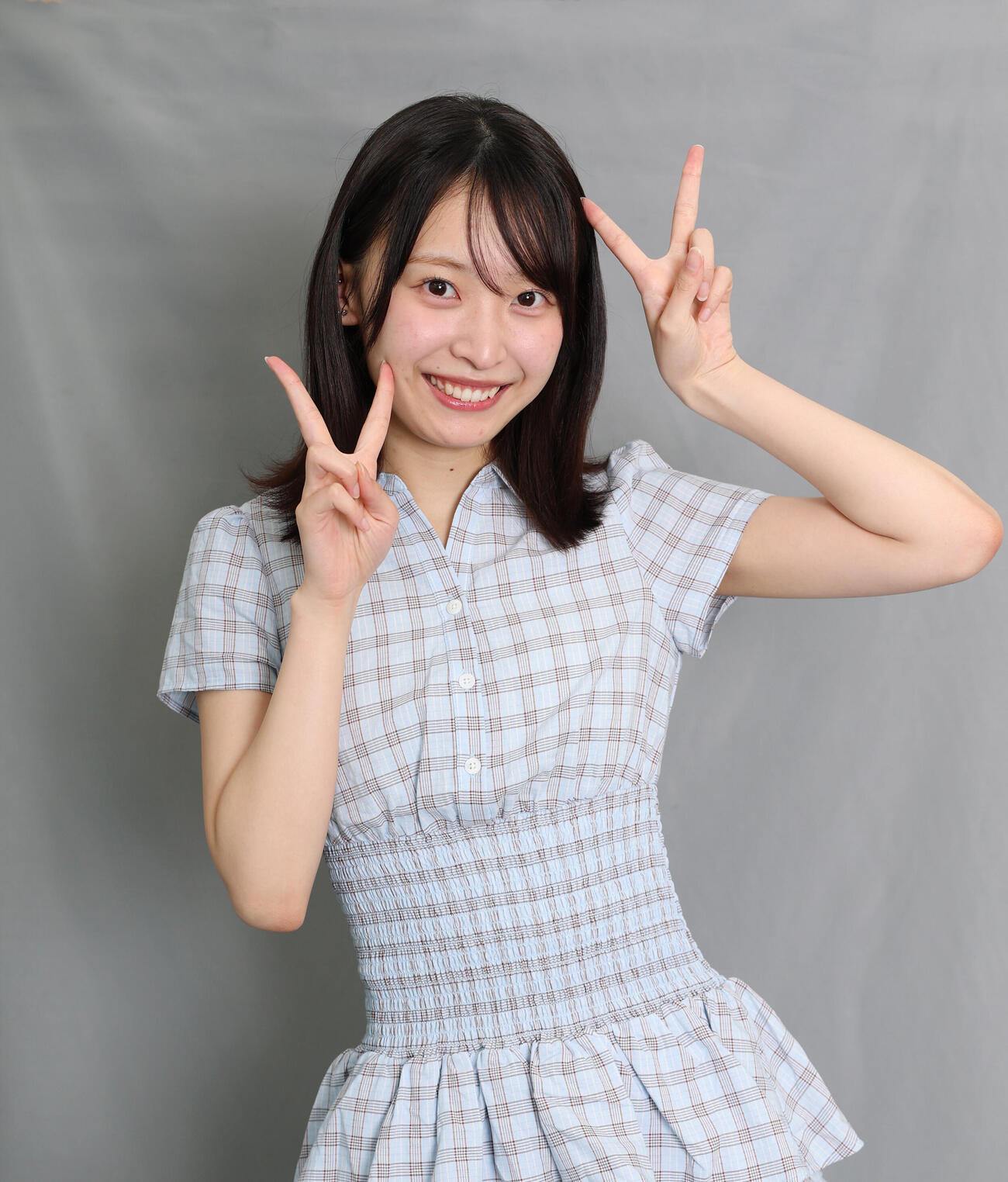 笑顔でピースをする坂川陽香（撮影・増田悦実）