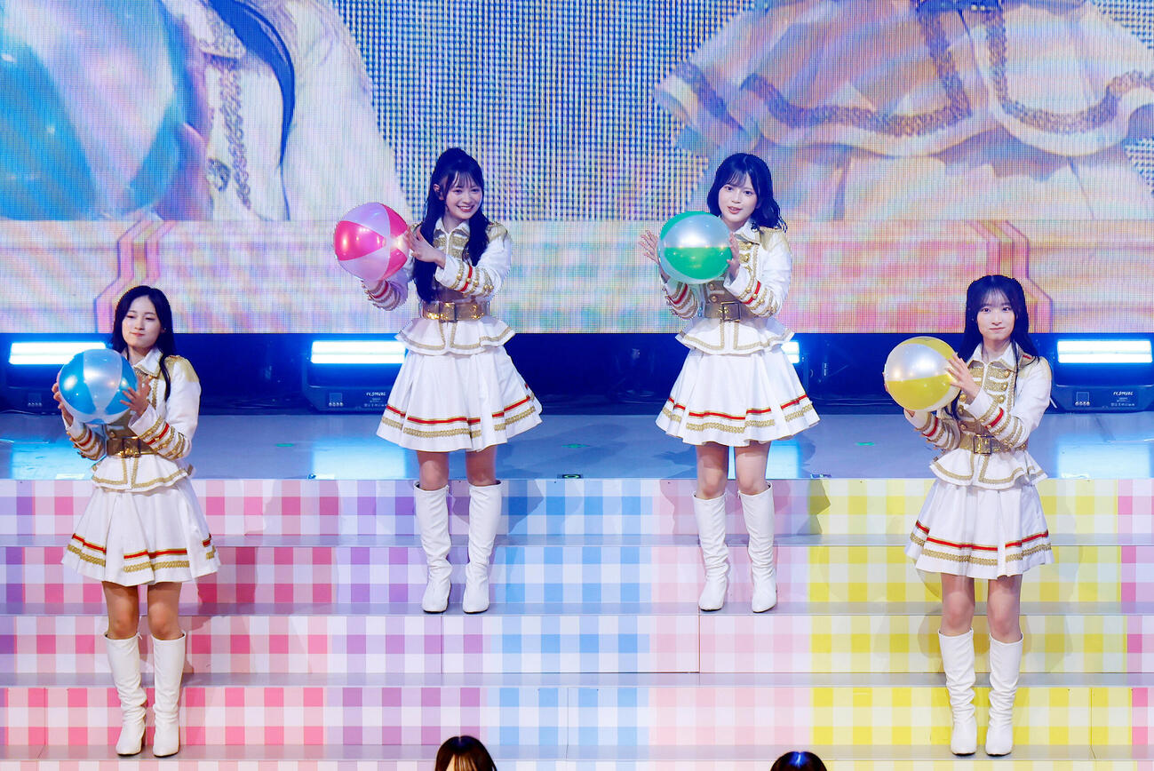 パフォーマンスを行うAKB48の19期生、左から奥本カイリ、伊藤百花、川村結衣、卒業生の白鳥沙怜（撮影・山本朝陽）