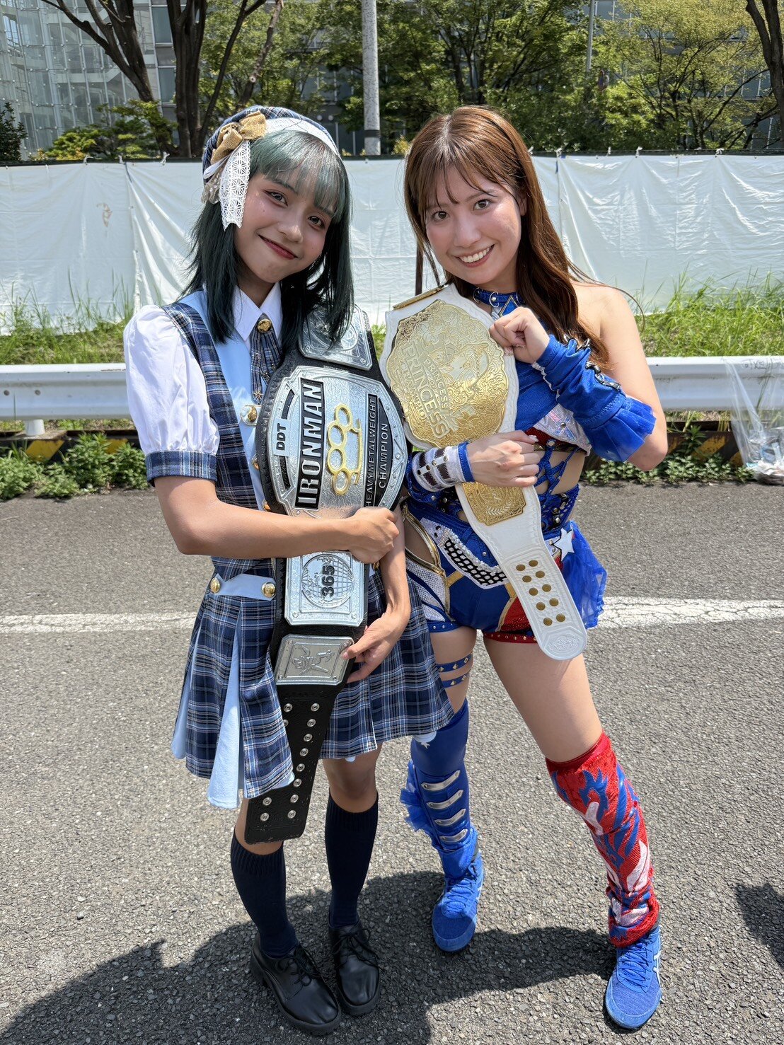 DDTプロレスリング認定の「アイアンマンヘビーメタル級」1846代王者を戴冠したKLP48のアマンダ（左）と18年に同王者戴冠経験のある元SKE48で東京女子プロレス選手の荒井優希
