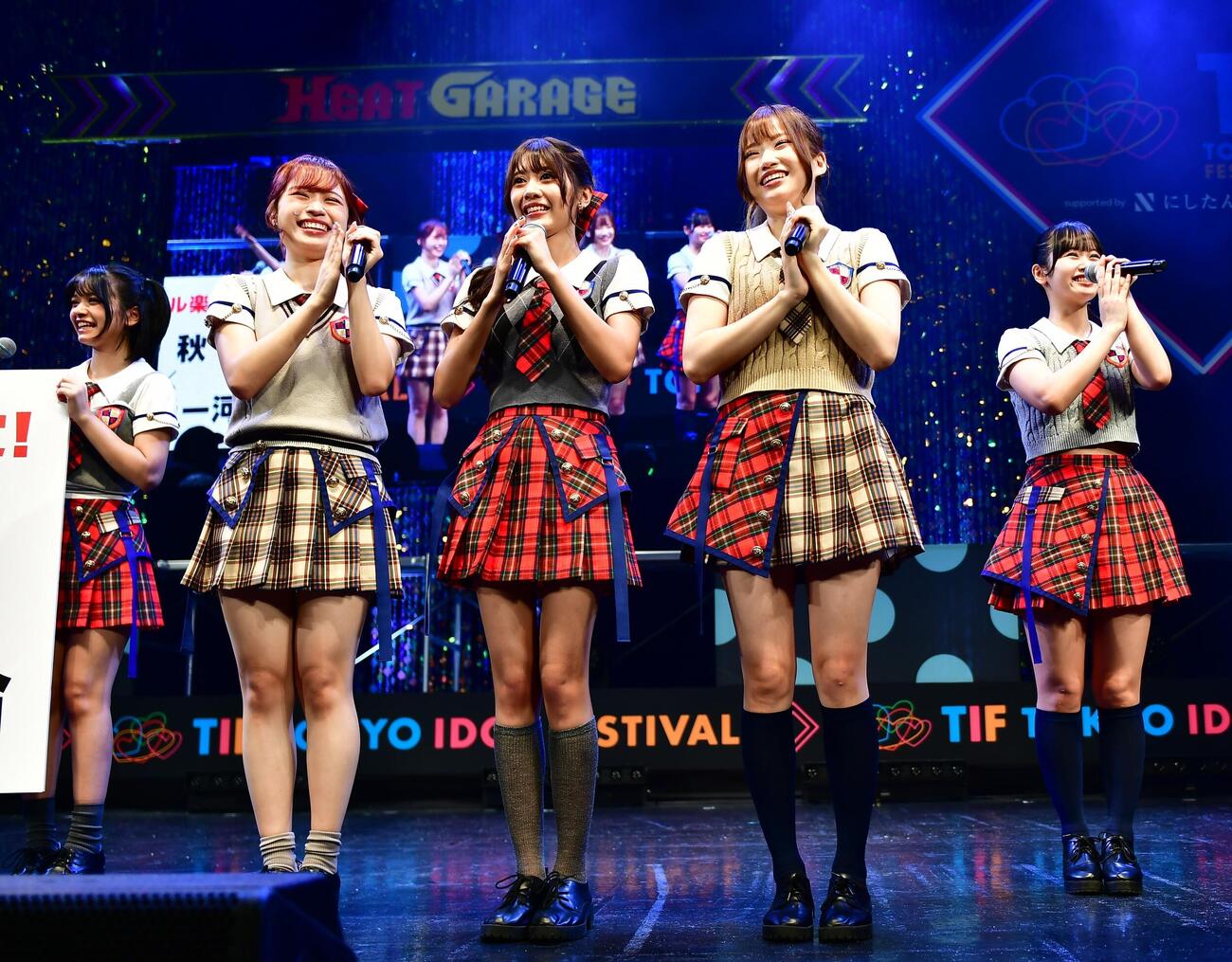 アイドルフェス「TOKYO IDOL FESTIVAL 2026 supported by　にしたんクリニック」のステージで、千秋プロデュースの初楽曲での中心メンバーに指名された、アンドレア（左から2人目）、デヴィ（同3人目）、イーシャン（同4人目）
