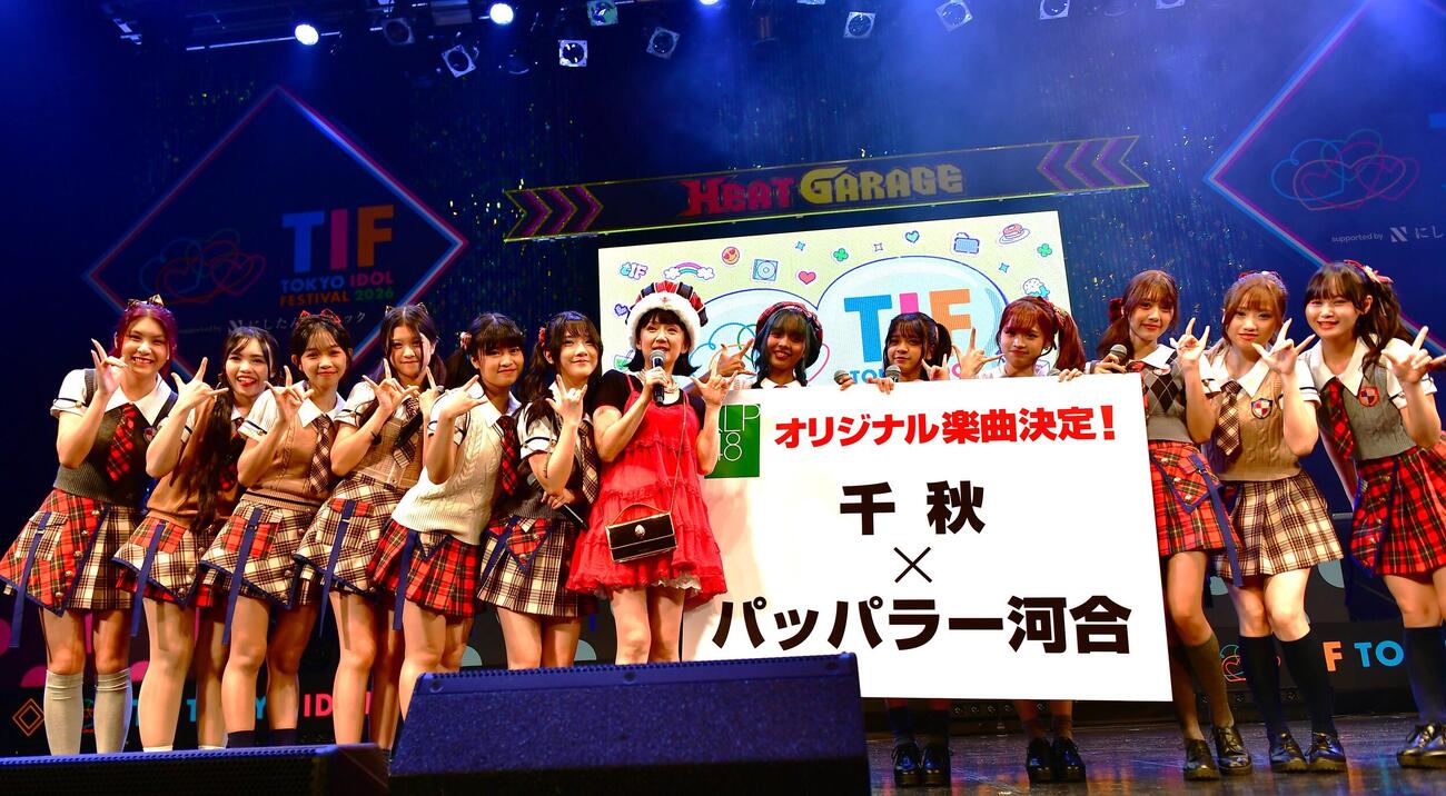 アイドルフェス「TOKYO IDOL FESTIVAL 2026 supported by　にしたんクリニック」に初出演したKLP48とプロデュサーの千秋（中央）