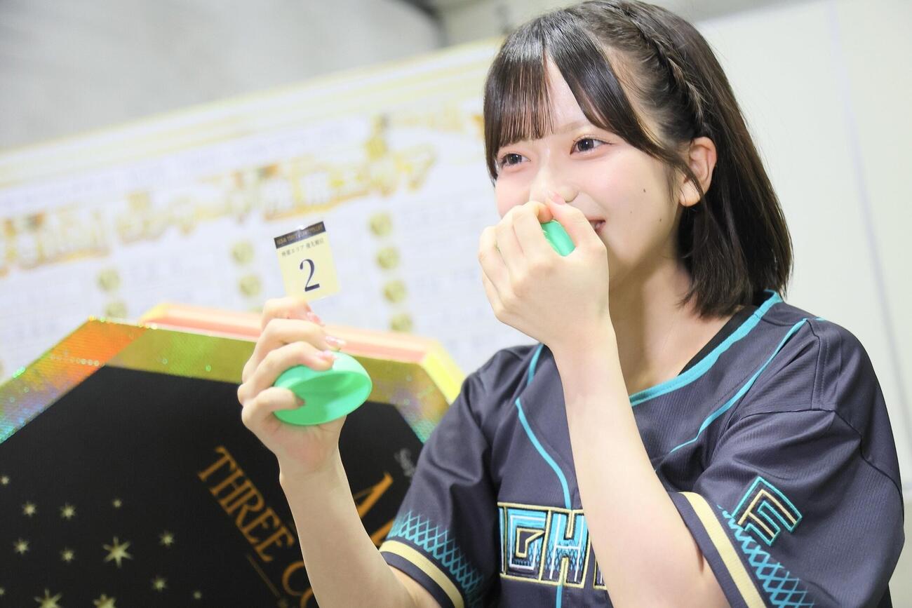 2番を引き当てた川村結衣（C）AKB48