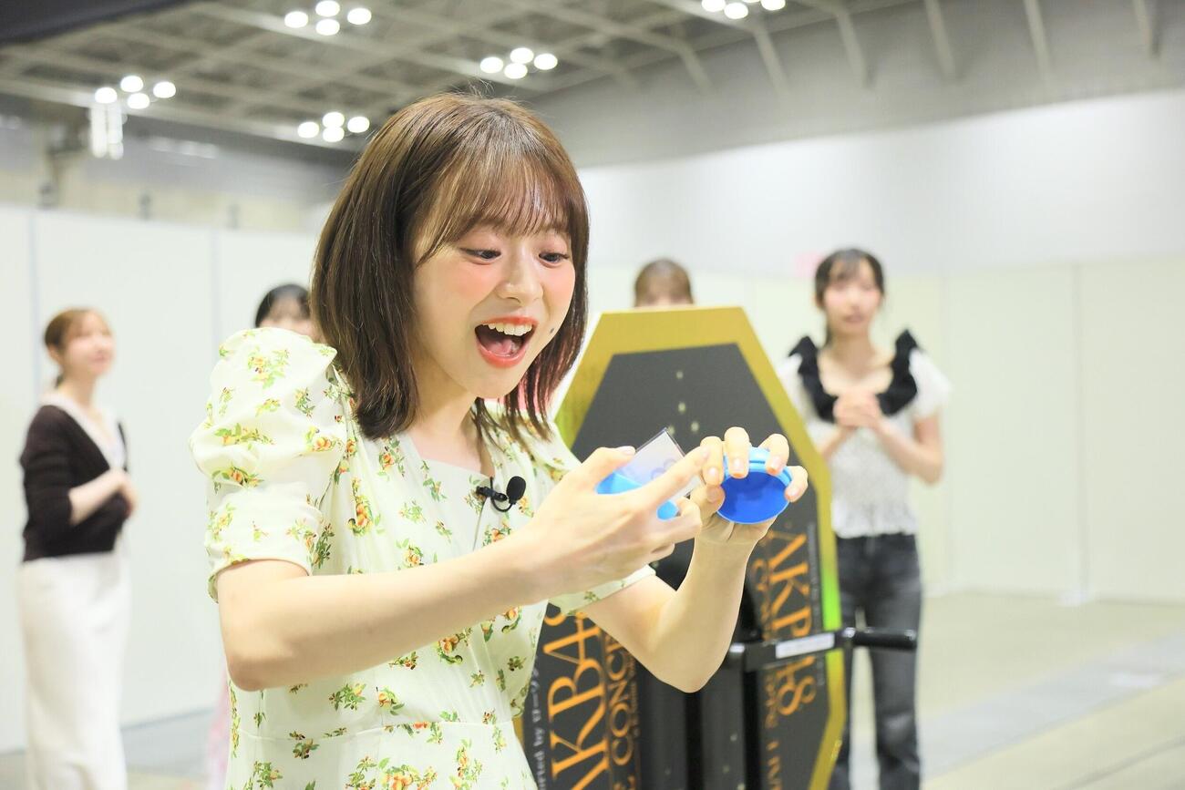 抽選会に参加した倉野尾成美（C）AKB48