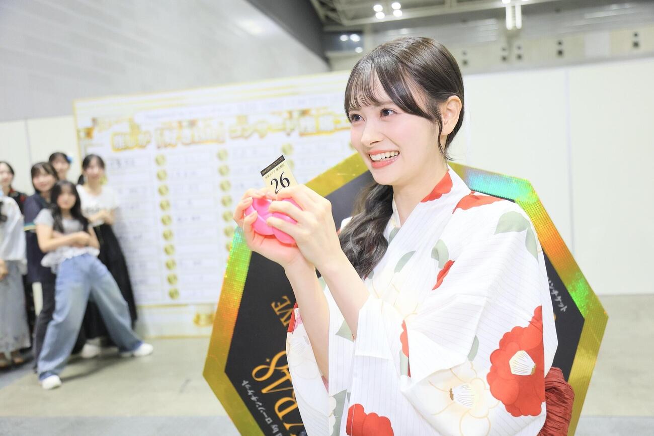 抽選会に参加した伊藤百花（C）AKB48