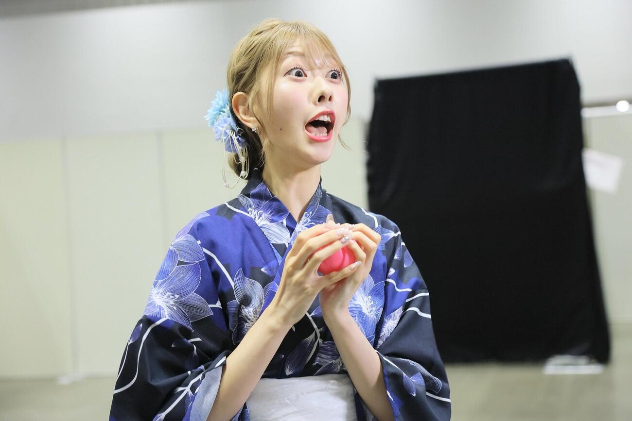 1番を引き当てた千葉恵里（C）AKB48