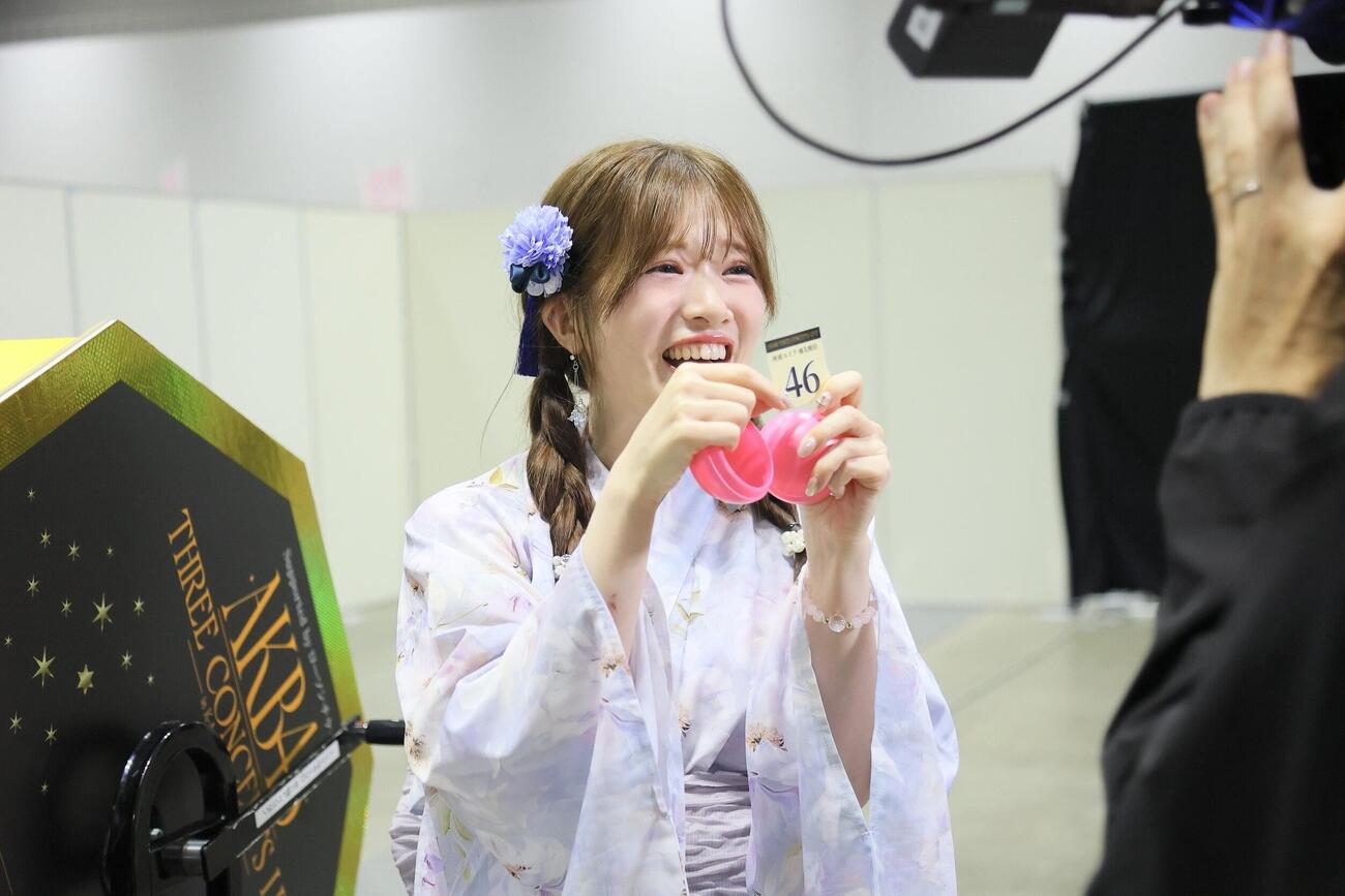 最後列を引き当ててしまった武藤小麟（C）AKB48