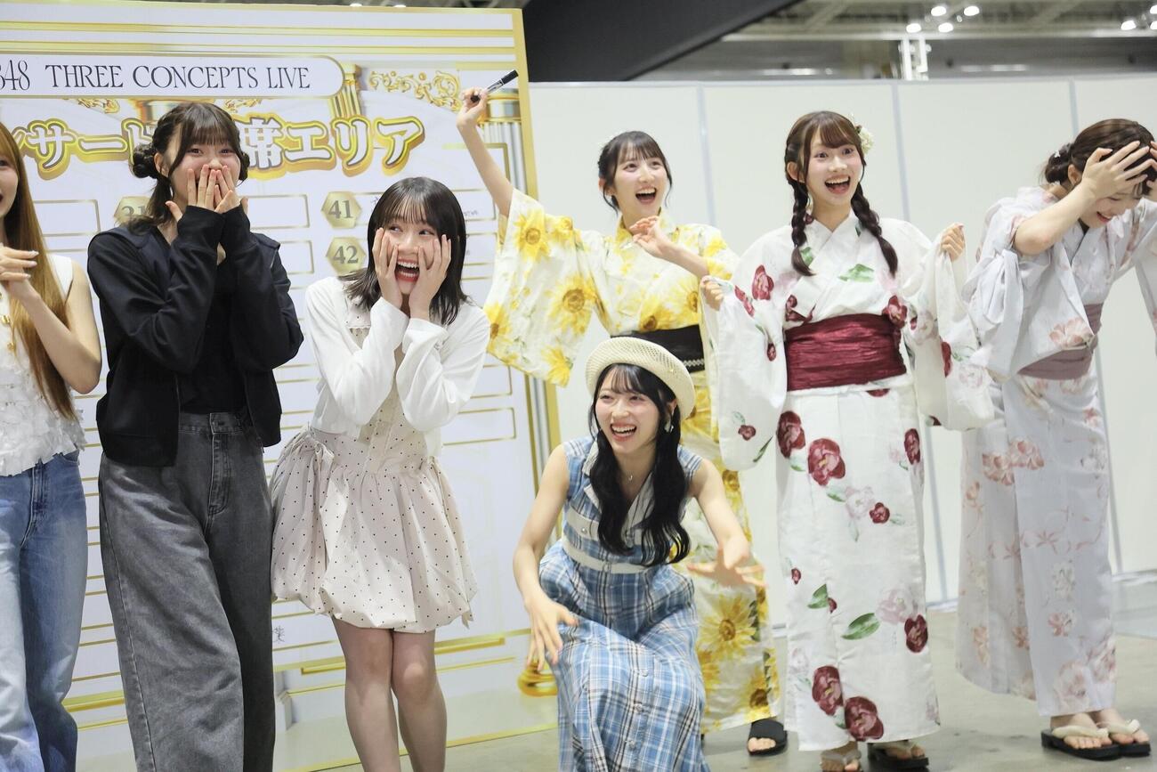 抽選会に参加したメンバー（C）AKB48