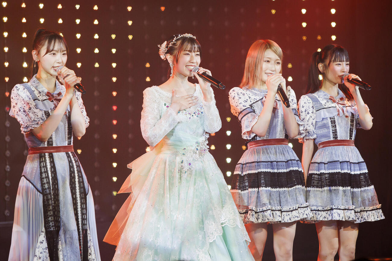卒業公演を開催したNMB48安部若菜（左から2人目）（C）NMB48
