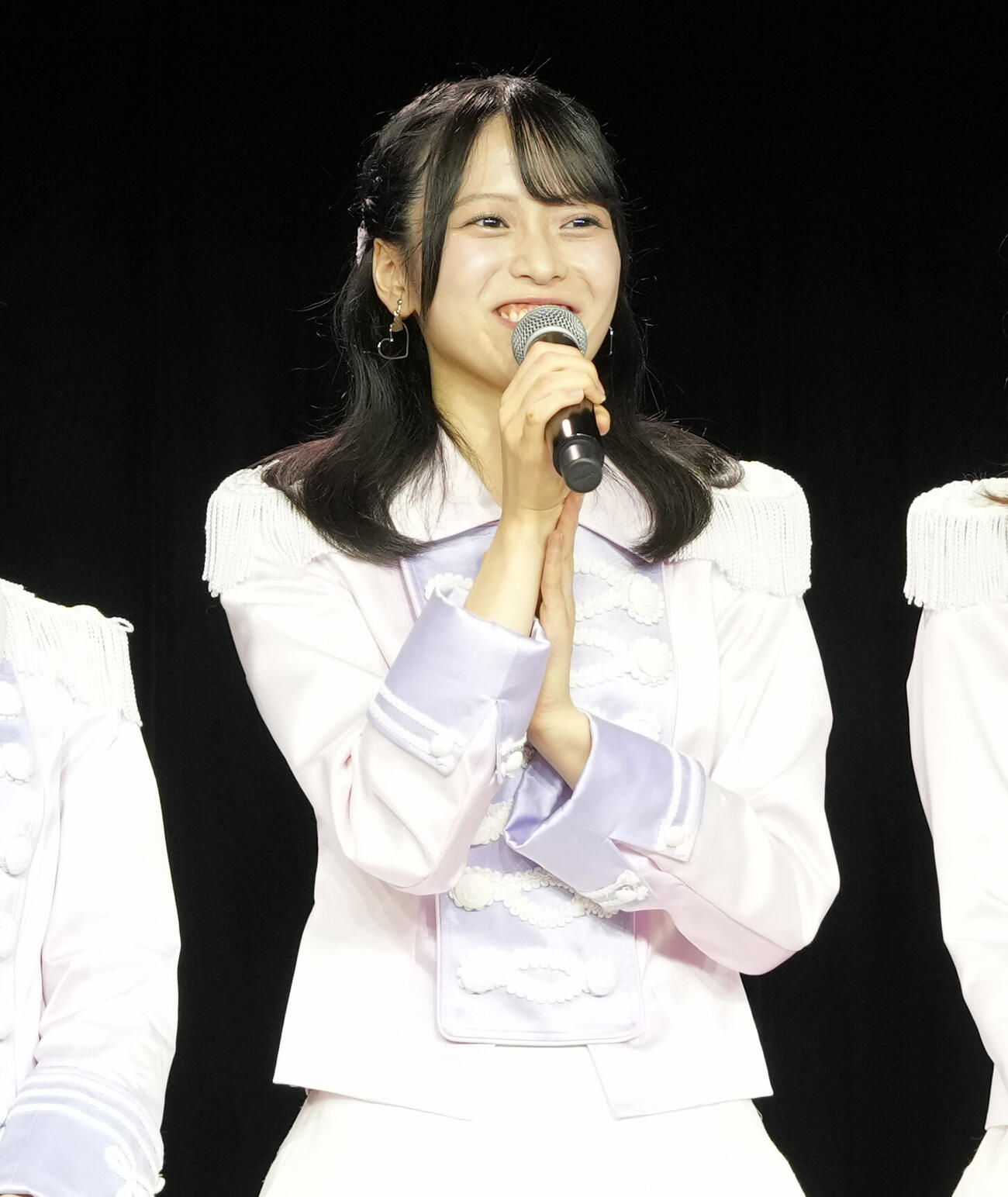 あいさつをするAKB48の新井彩永（撮影・小島史椰）
