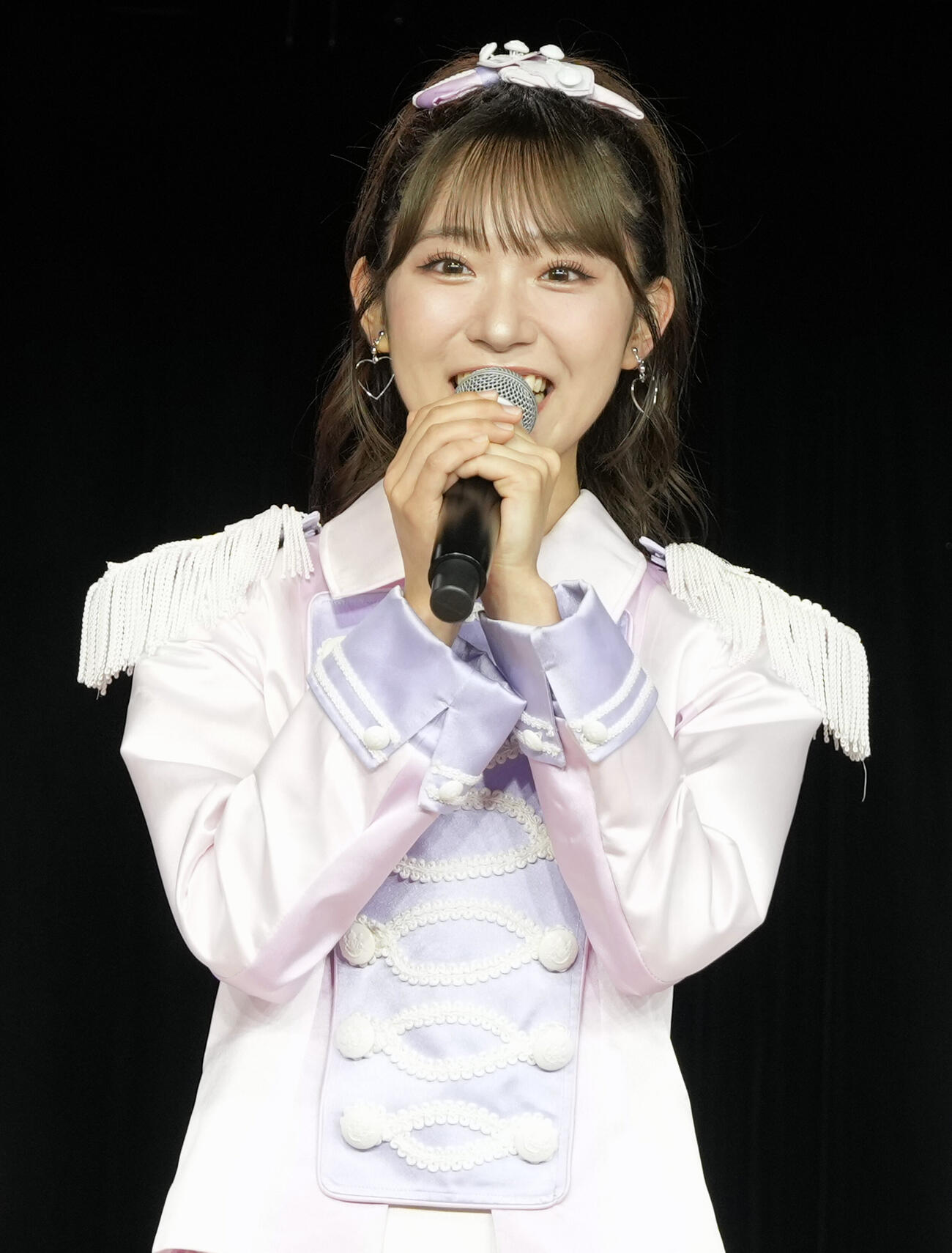 あいさつをするAKB48の山内瑞葵（撮影・小島史椰）