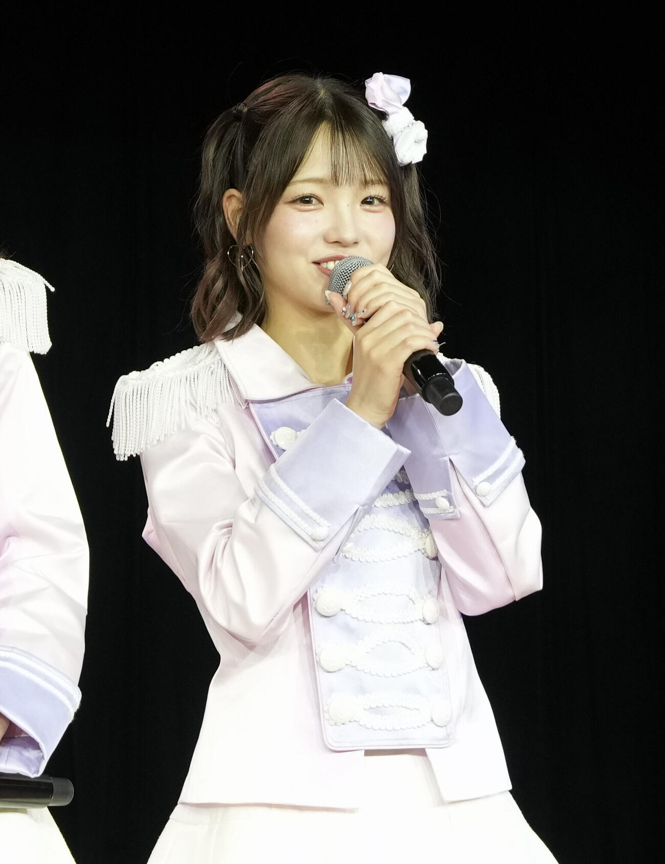 あいさつをするAKB48の髙橋彩音（撮影・小島史椰）