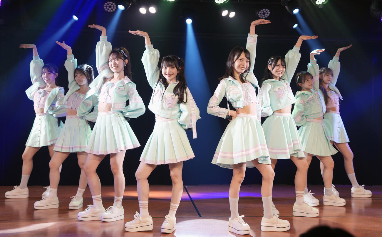 パフォーマンスを披露するAKB48。左から山口結愛、髙橋彩音、山内瑞葵、山﨑空、坂川陽香、新井彩永、倉野尾成美、久保姫菜乃（撮影・小島史椰）