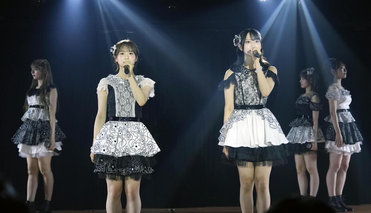 パフォーマンスを披露するAKB48（撮影・小島史椰）