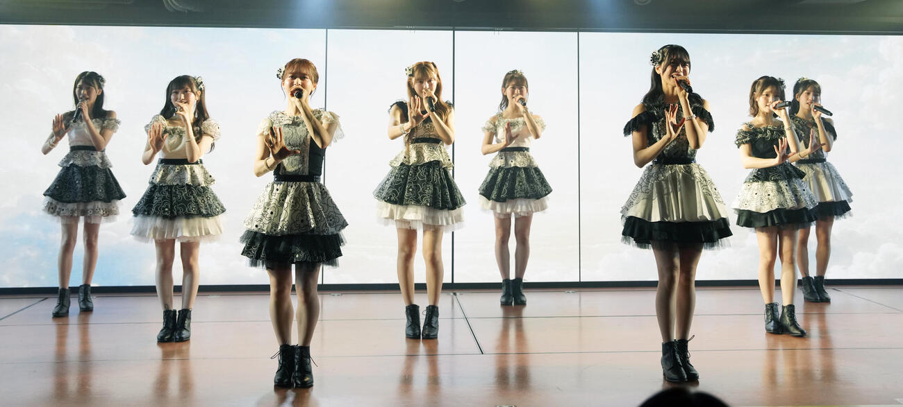 パフォーマンスを披露するAKB48（撮影・小島史椰）
