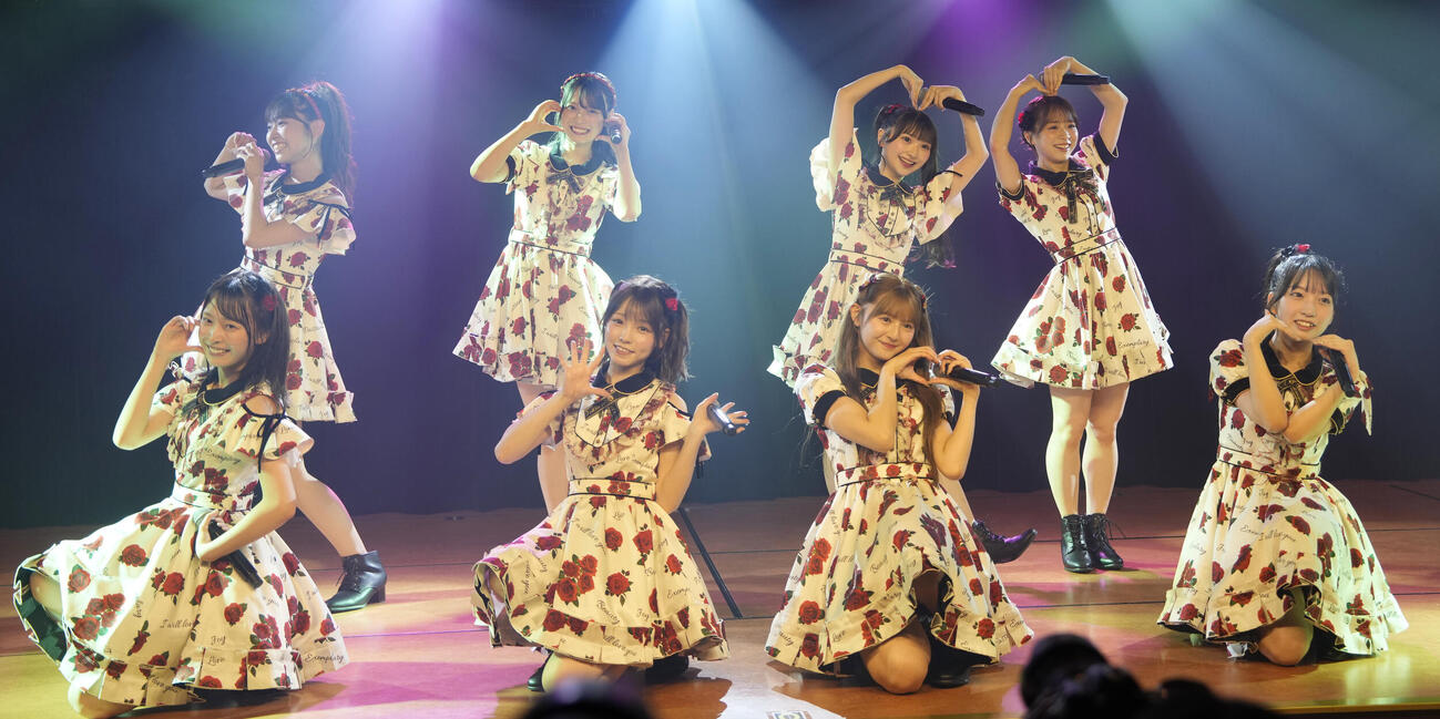 パフォーマンスを披露するAKB48（撮影・小島史椰）