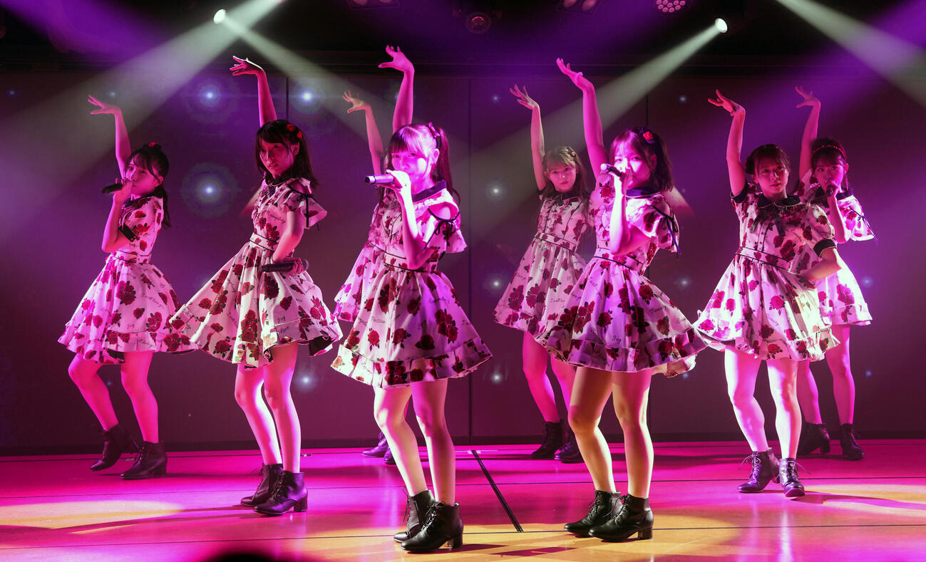 パフォーマンスを披露するAKB48（撮影・小島史椰）