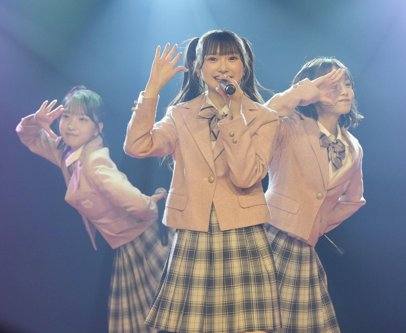 パフォーマンスを披露するAKB48。左から山口結愛、山﨑空、髙橋彩音（撮影・小島史椰）