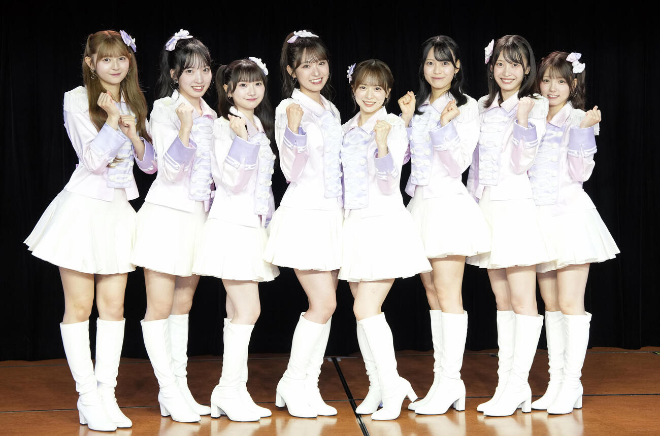 笑顔で写真に納まるAKB48。左から久保姫菜乃、山口結愛、山﨑空、山内瑞葵、倉野尾成美、新井彩永、坂川陽香、髙橋彩音（撮影・小島史椰）
