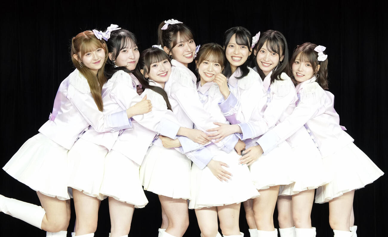 笑顔で写真に納まるAKB48。左から久保姫菜乃、山口結愛、山﨑空、山内瑞葵、倉野尾成美、新井彩永、坂川陽香、髙橋彩音（撮影・小島史椰）