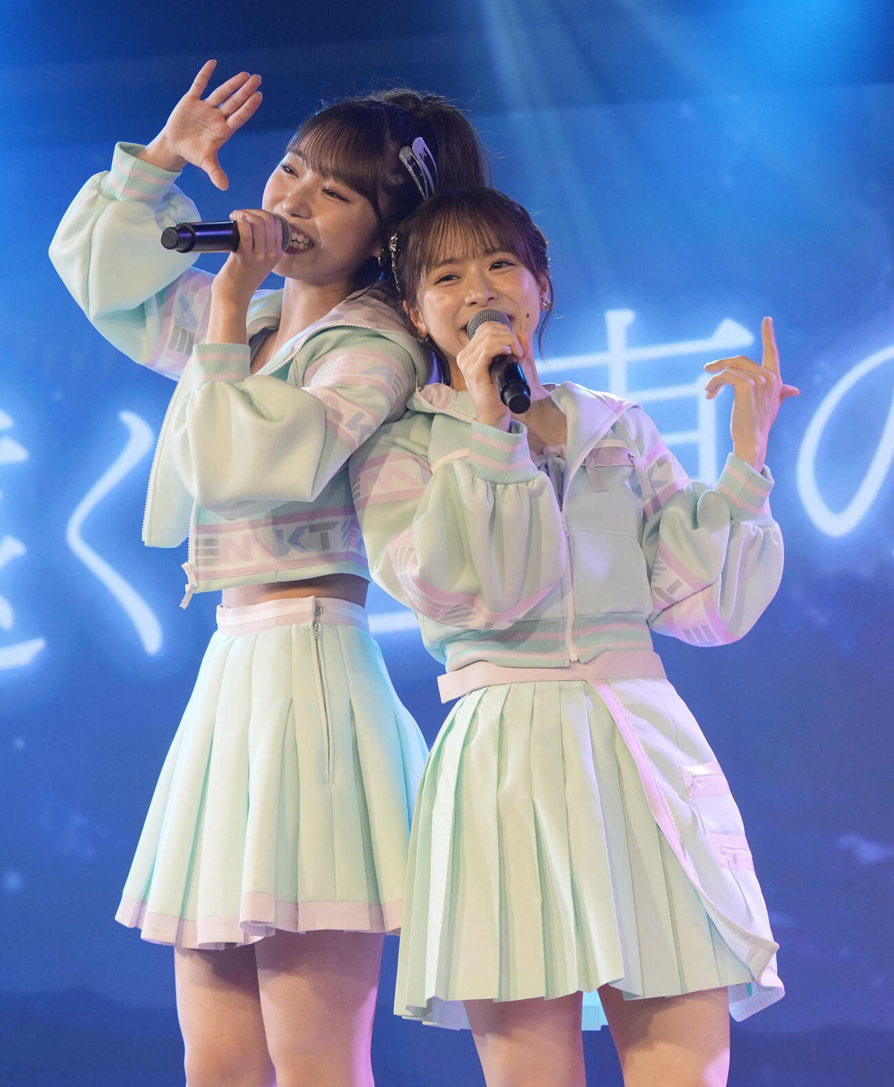 パフォーマンスを披露するAKB48の山内瑞葵（左）と倉野尾成美（撮影・小島史椰）