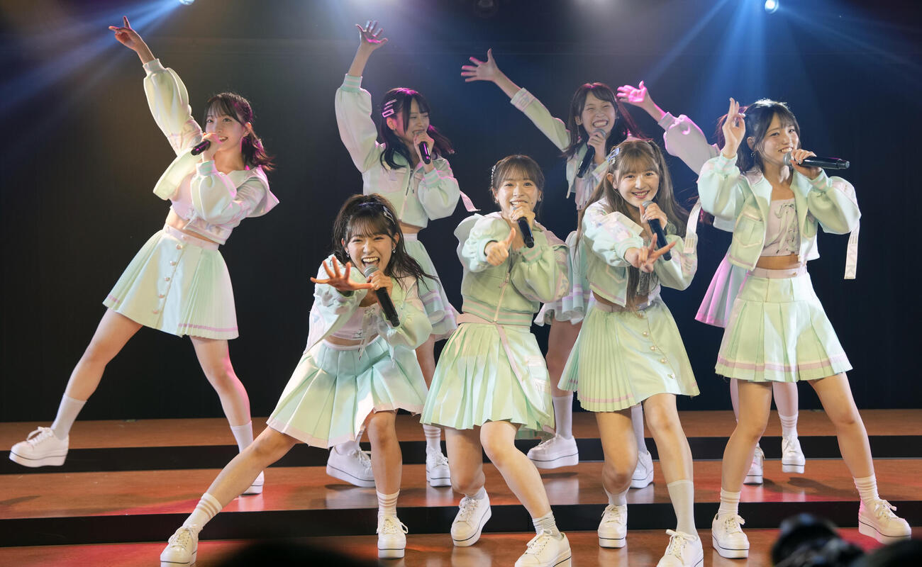 パフォーマンスを披露するAKB48（撮影・小島史椰）
