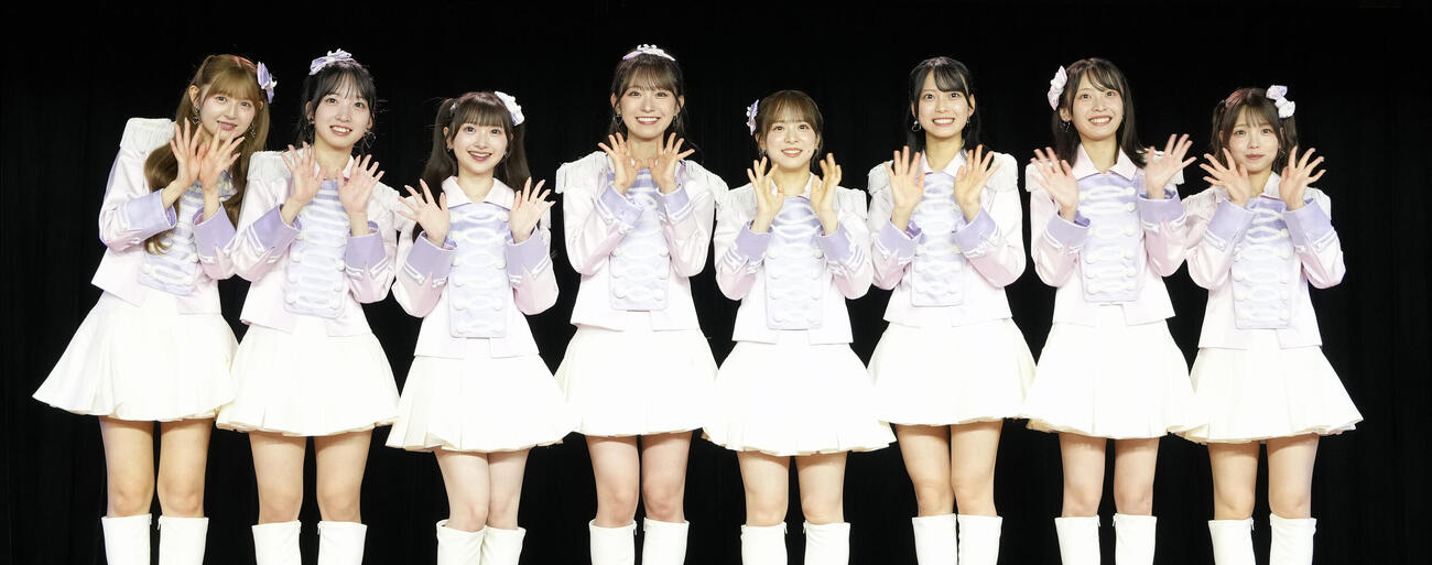 笑顔で写真に納まるAKB48。左から久保姫菜乃、山口結愛、山﨑空、山内瑞葵、倉野尾成美、新井彩永、坂川陽香、髙橋彩音（撮影・小島史椰）