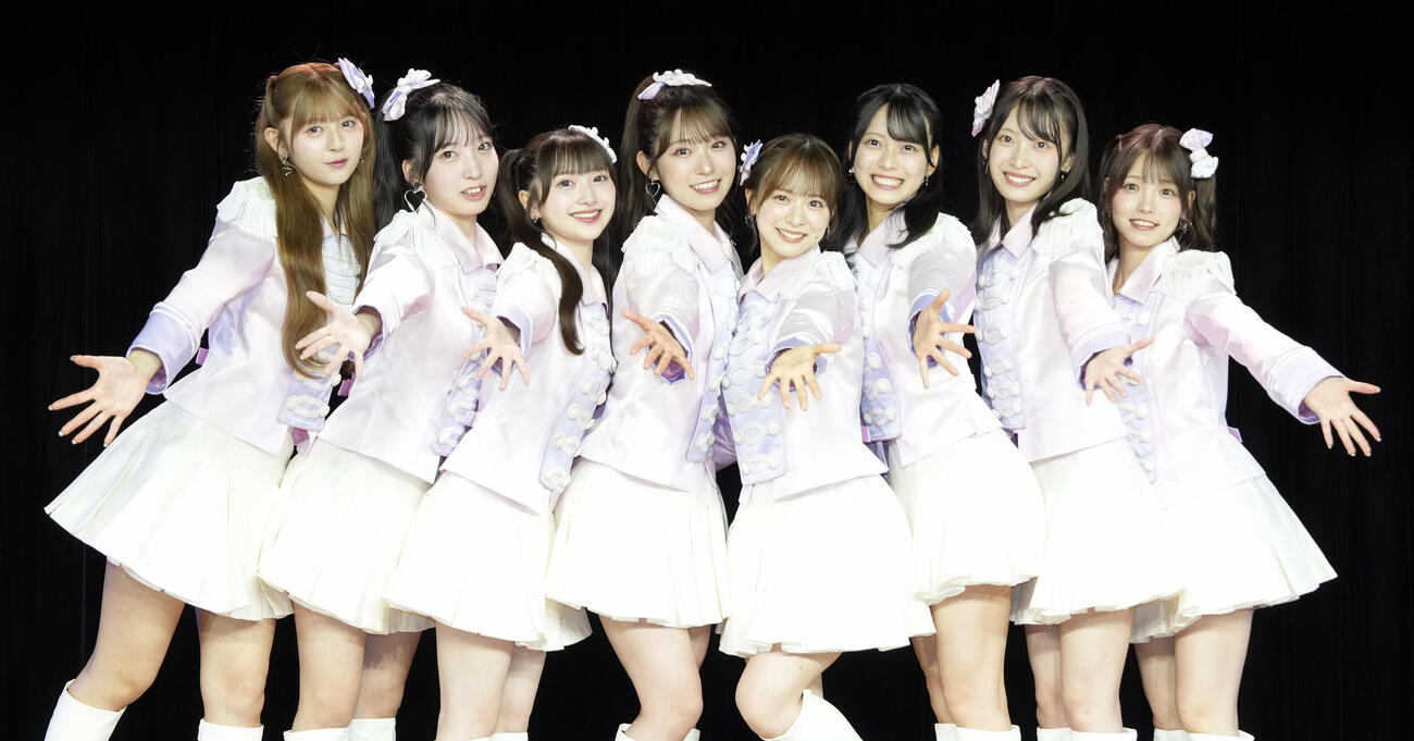 笑顔で写真に納まるAKB48。左から久保姫菜乃、山口結愛、山﨑空、山内瑞葵、倉野尾成美、新井彩永、坂川陽香、髙橋彩音（撮影・小島史椰）