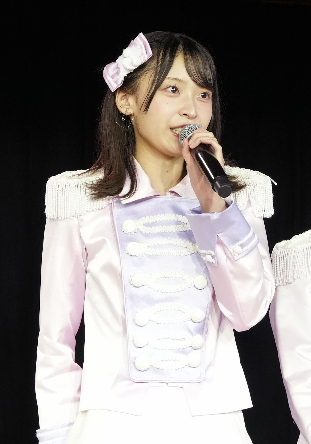 あいさつをするAKB48の坂川陽香（撮影・小島史椰）