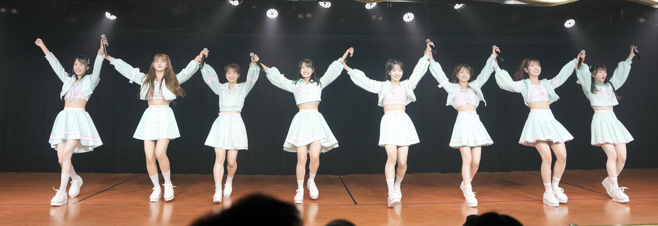 カーテンコールするAKB48。左から坂川陽香、久保姫菜乃、倉野尾成美、新井彩永、山口結愛、髙橋彩音、山内瑞葵、山﨑空（撮影・小島史椰）