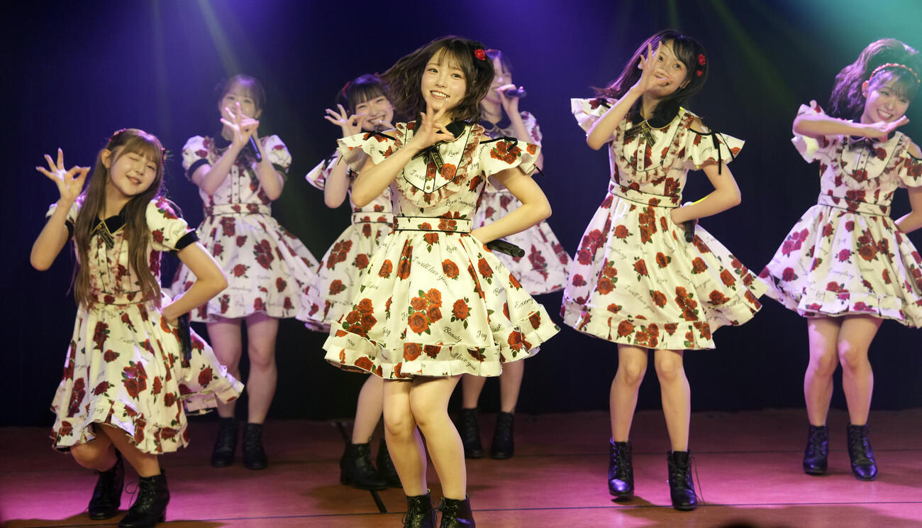 パフォーマンスを披露するAKB48（撮影・小島史椰）