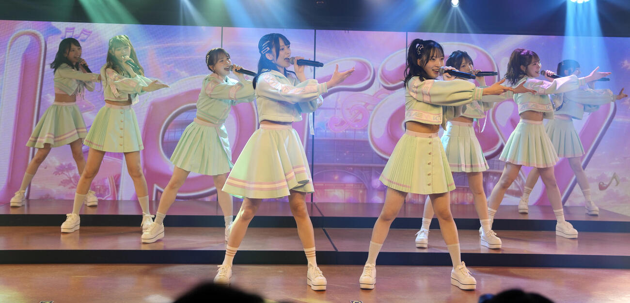 パフォーマンスを披露するAKB48。左から坂川陽香、久保姫菜乃、倉野尾成美、新井彩永、山口結愛、髙橋彩音、山内瑞葵、山﨑空（撮影・小島史椰）