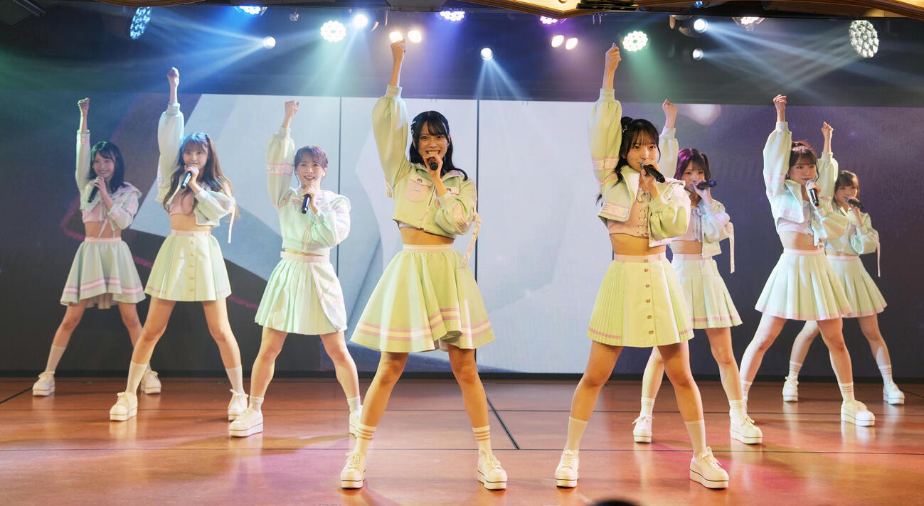 パフォーマンスを披露するAKB48。左から坂川陽香、久保姫菜乃、倉野尾成美、新井彩永、山口結愛、髙橋彩音、山内瑞葵、山﨑空（撮影・小島史椰）