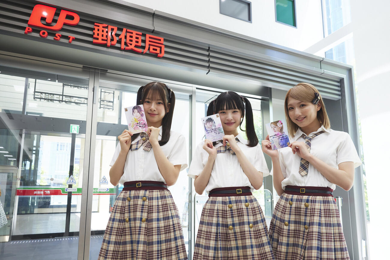 「NMB48　ポストカード」が発売された、左からNMB48の青原優花、新澤菜央、塩月希依音（C）NMB48