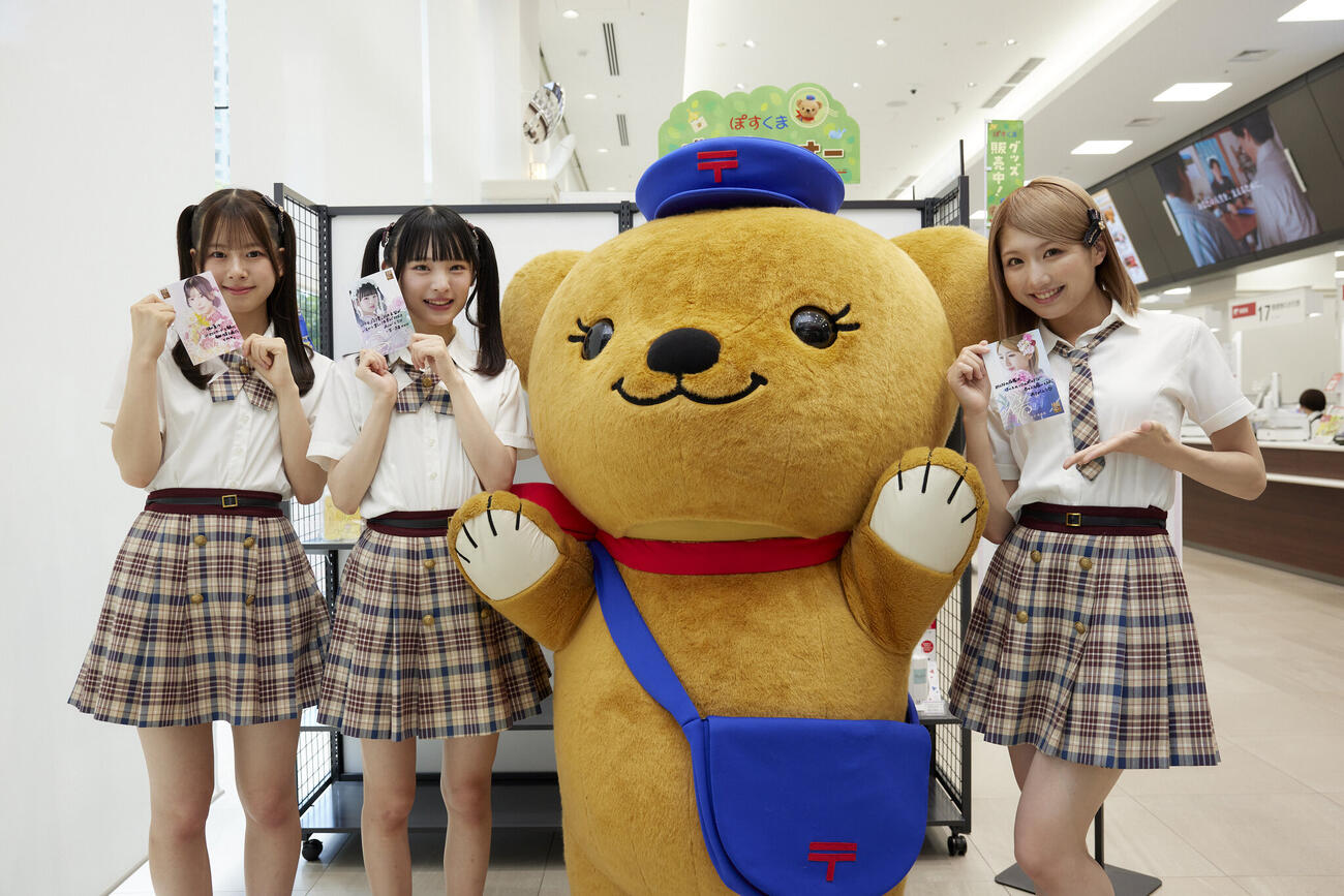 「NMB48　ポストカード」が発売された、左からNMB48の青原優花、新澤菜央、塩月希依音（C）NMB48