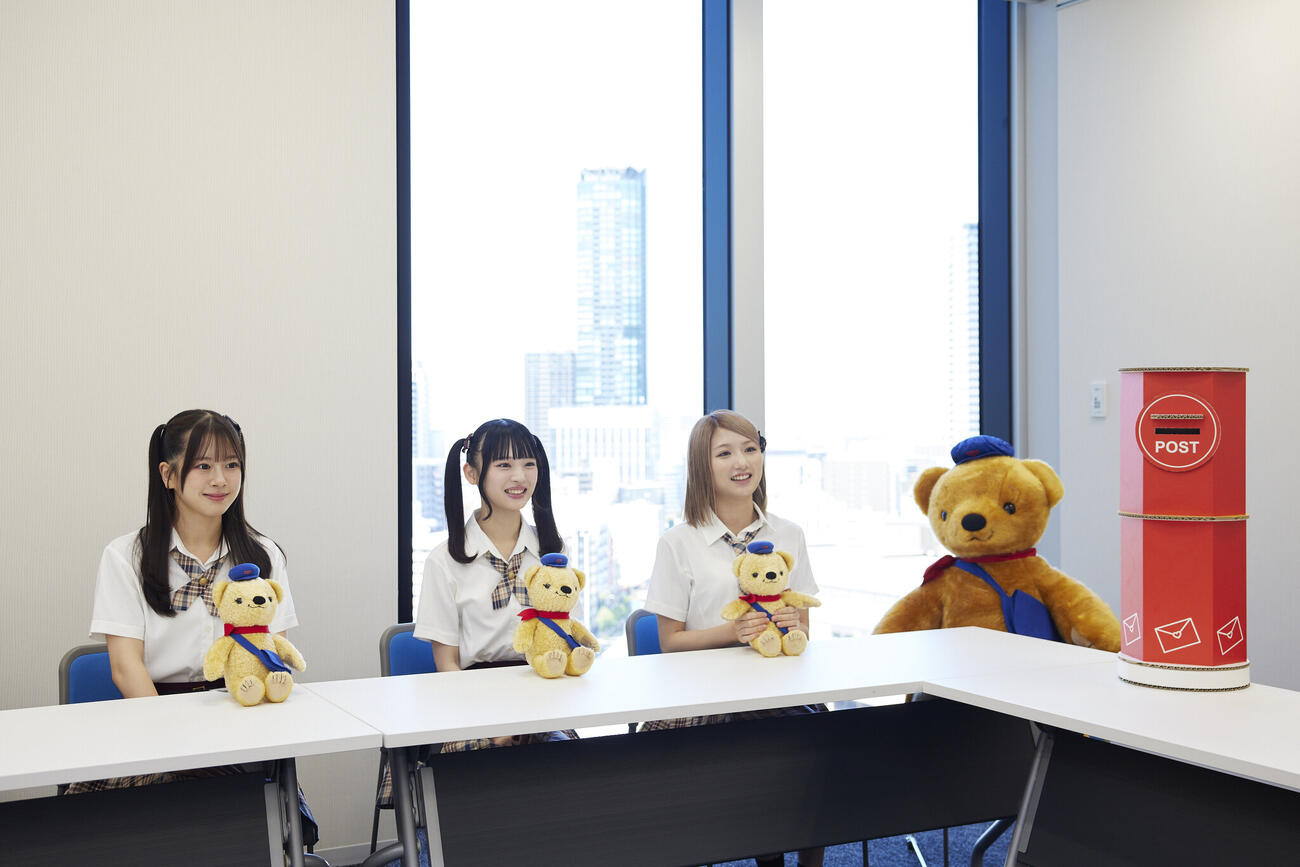 「NMB48　ポストカード」が発売された、左からNMB48の青原優花、新澤菜央、塩月希依音（C）NMB48