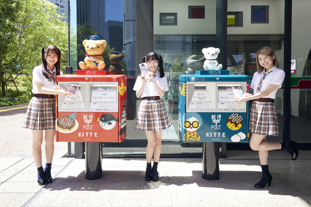 「NMB48　ポストカード」が発売された、左からNMB48の青原優花、新澤菜央、塩月希依音（C）NMB48