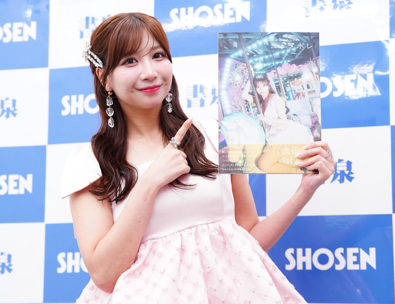 ファースト写真集「ニドメボレ」発売記念記者会見のフォトセッションに臨むSKE48太田彩夏（撮影・鈴木みどり）