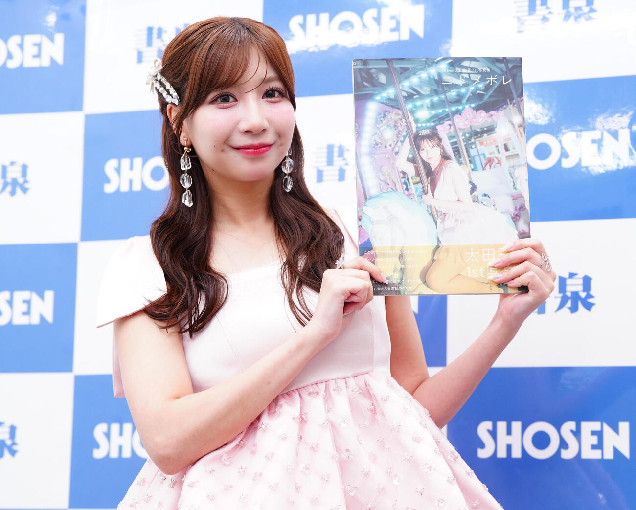 ファースト写真集「ニドメボレ」発売記念記者会見のフォトセッションに臨むSKE48太田彩夏（撮影・鈴木みどり）