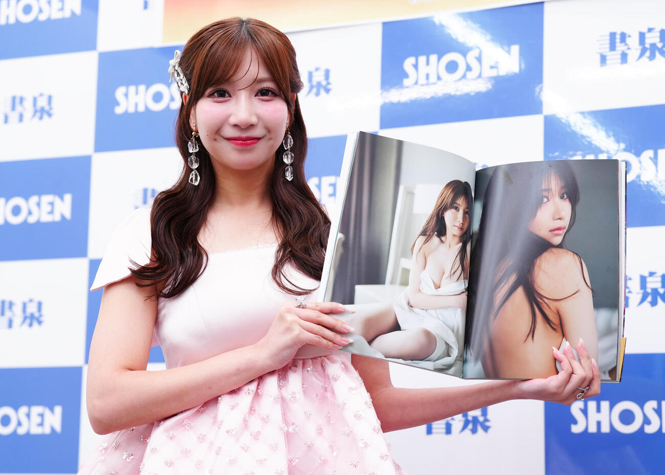 ファースト写真集「ニドメボレ」発売記念記者会見で、お気に入りのページを手に笑顔のSKE48太田彩夏（撮影・鈴木みどり）