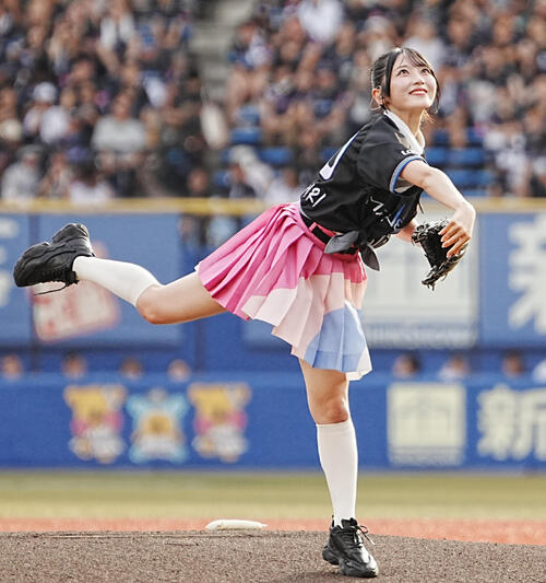 AKB48佐藤綺星「夏の夜空に願いを込める天使」ロッテ戦で始球式　打席にはグループ先輩の夫
