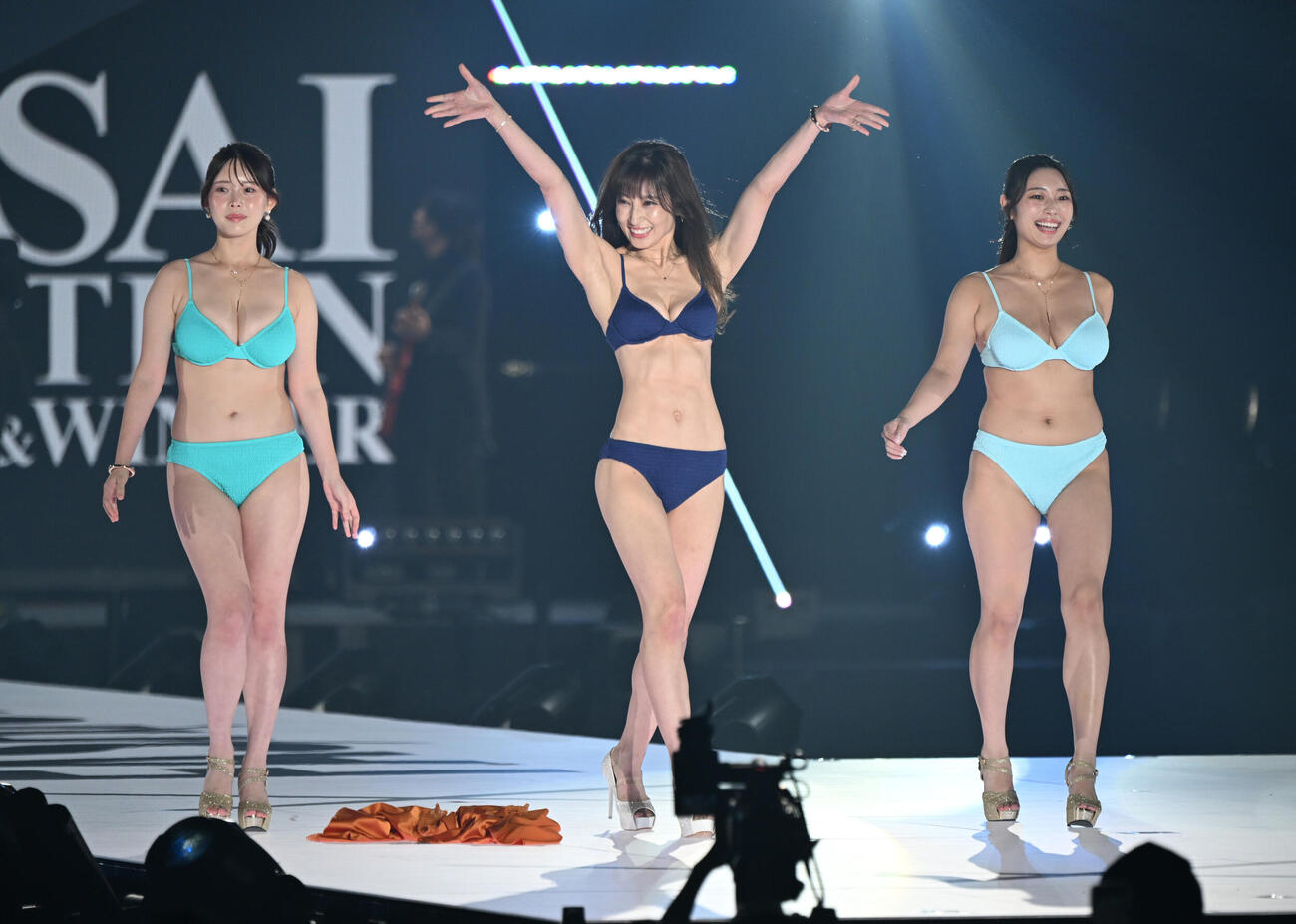 関西コレクションのランウェーに登場する、左から白川愛梨、熊田曜子、星野琴（撮影・和賀正仁）