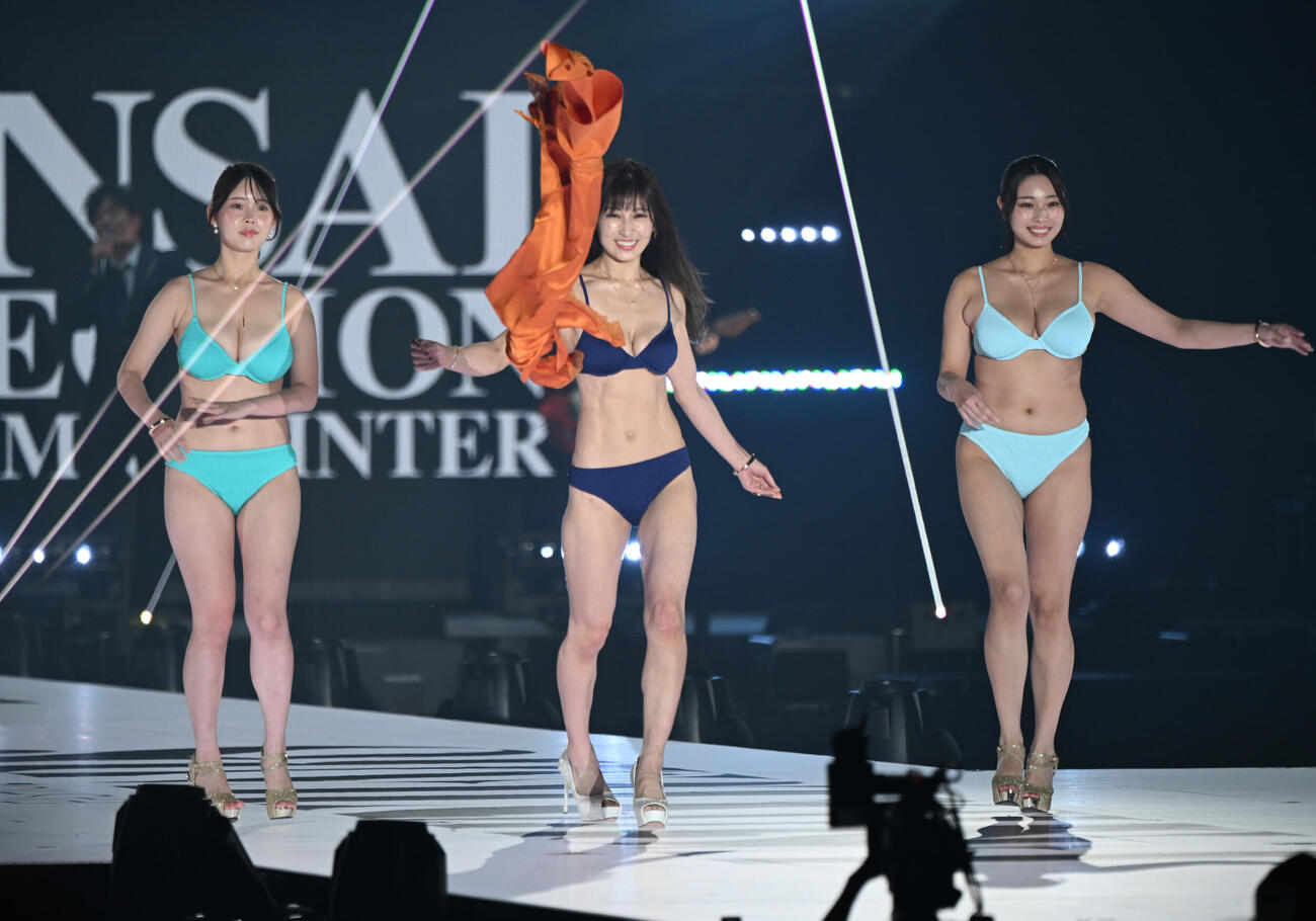 関西コレクションのランウェーに登場する、左から白川愛梨、熊田曜子、星野琴（撮影・和賀正仁）