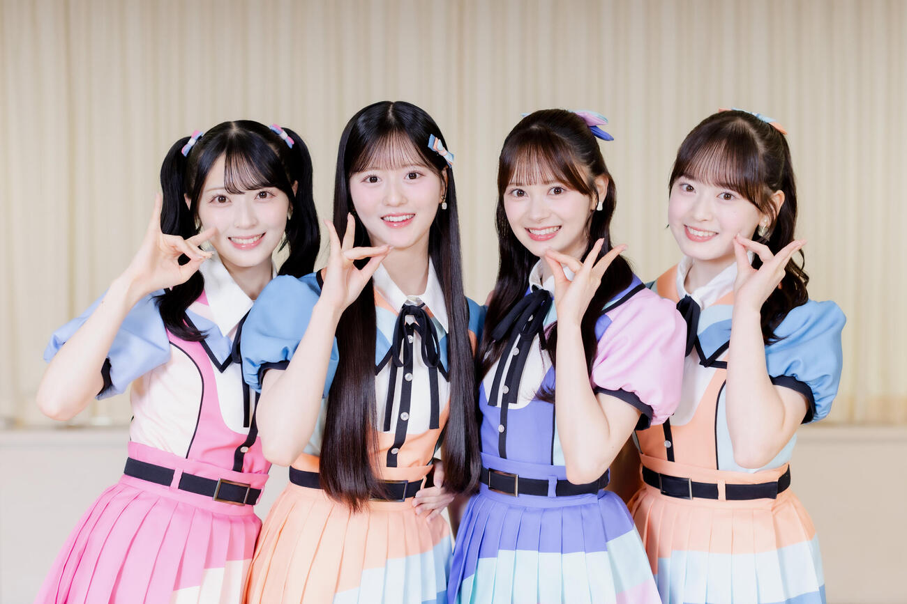 「好きish」ポーズで写真に納まるAKB48の、左から佐藤綺星、八木愛月、伊藤百花、近藤沙樹（撮影・河田真司）＃2026年7月22日、思い出ビル、AKB48佐藤綺星八木愛月藤百花近藤沙樹インタビュー