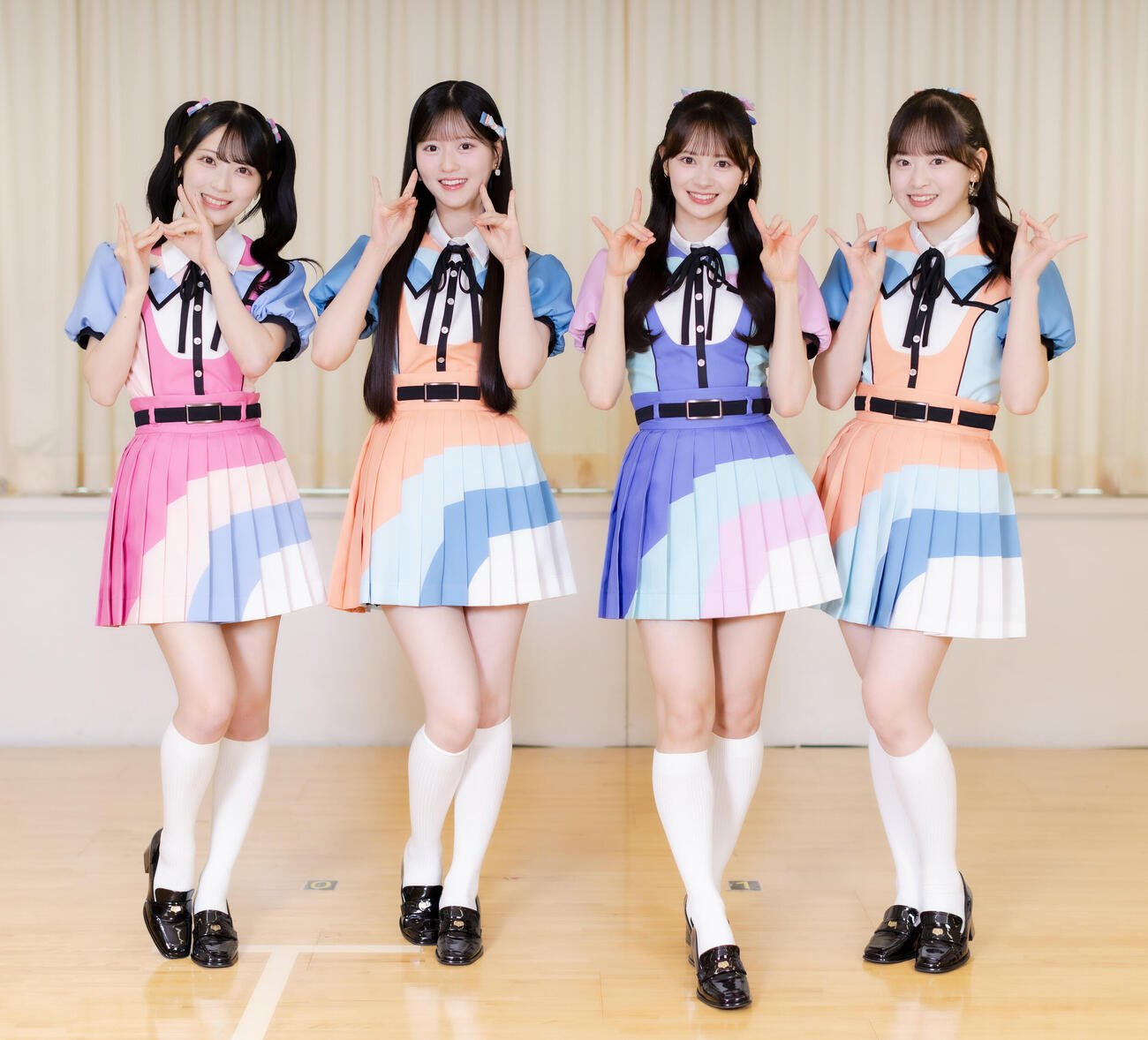 「好きish」ポーズで写真に納まるAKB48の、左から佐藤綺星、八木愛月、伊藤百花、近藤沙樹（撮影・河田真司）＃2026年7月22日、思い出ビル、AKB48佐藤綺星八木愛月藤百花近藤沙樹インタビュー