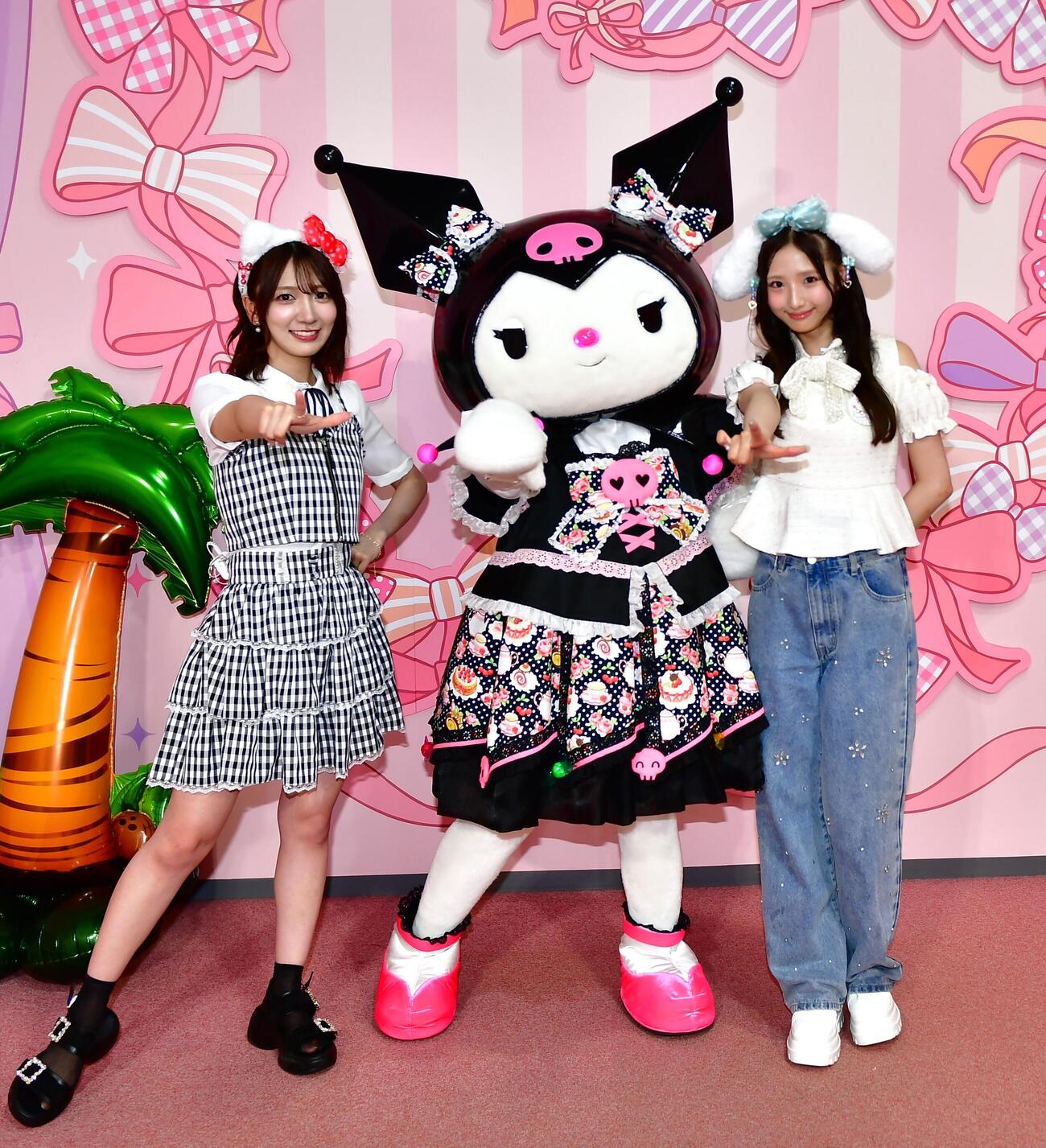 ハーモニーランドを訪問したAKB48の工藤華純（左）と迫由芽実