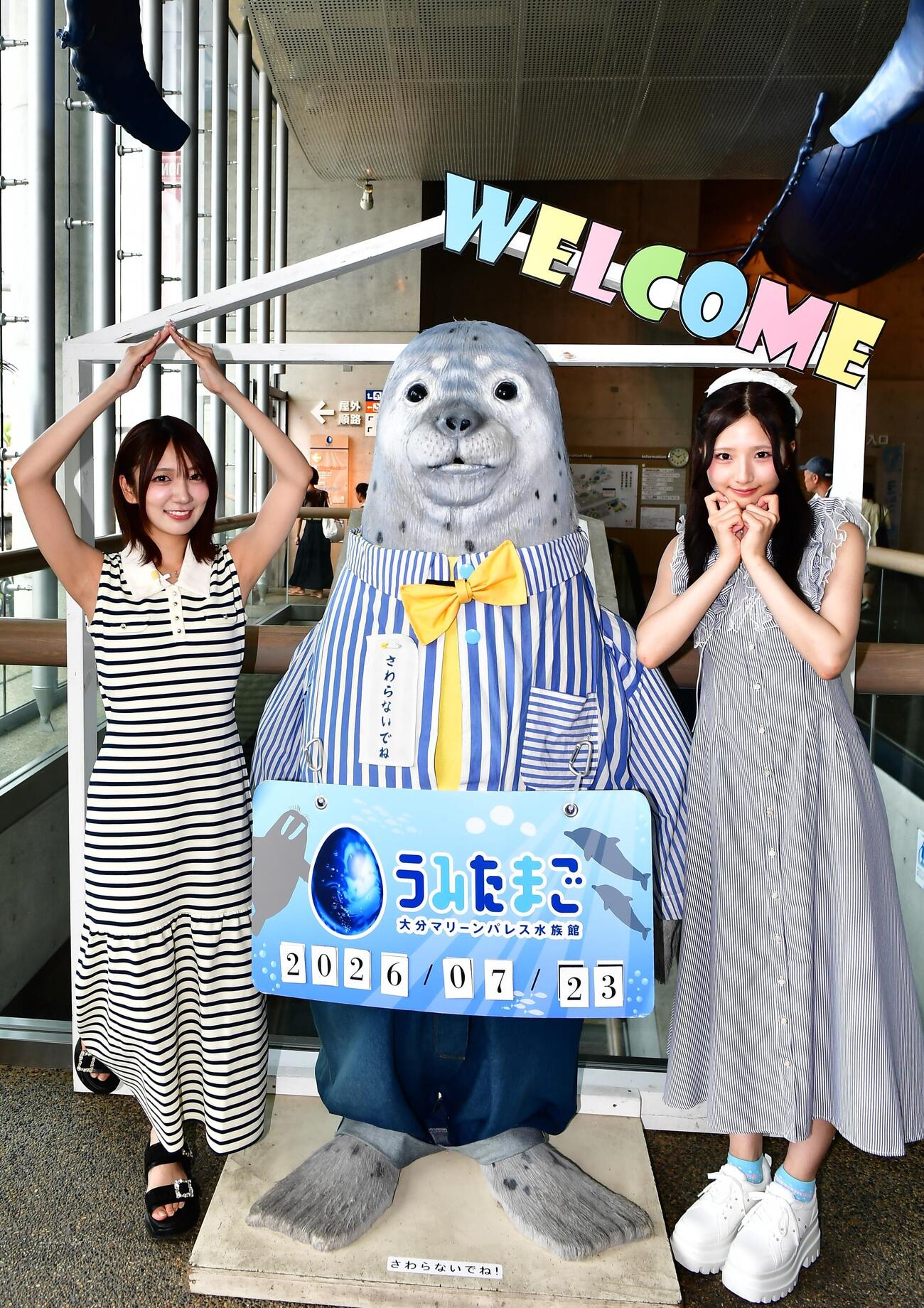大分県の大分マリーンパレス水族館「うみたまご」を訪れて新曲「好きish」などをPRしたAKB48の工藤華純（左）と迫由芽実
