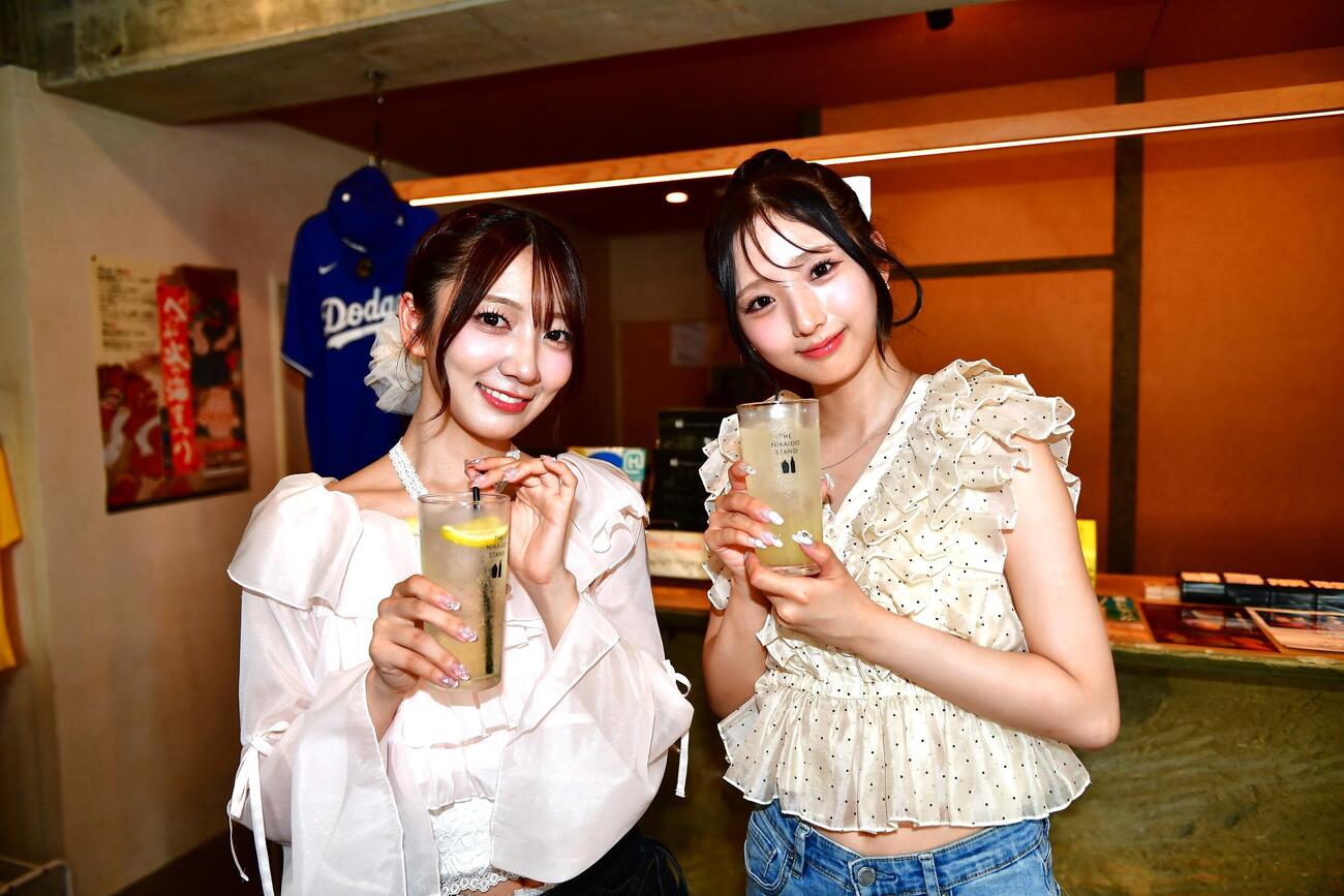 大分県別府市の「THE NIKAIDO STAND」で麦焼酎「二階堂」の炭酸割り「ニカソー」などを試飲したAKB48の工藤華純（左）と迫由芽実