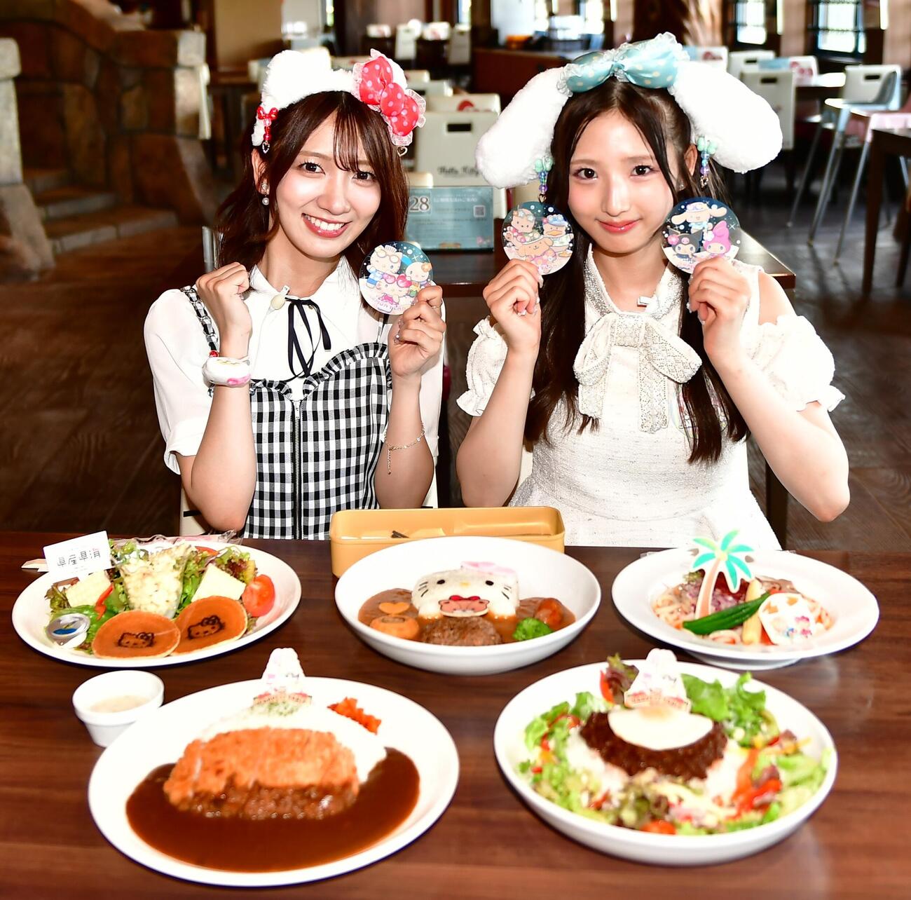 ハーモニーランドを訪問してレストランメニューを試食たAKB48の工藤華純（左）と迫由芽実