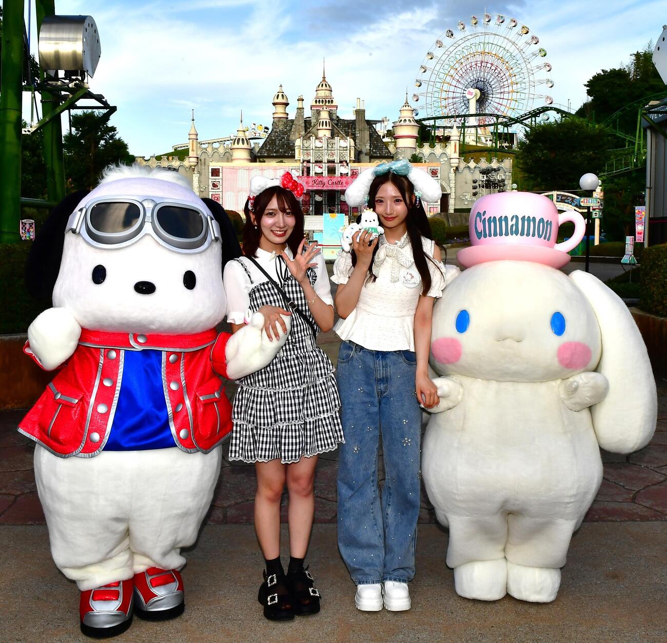 ハーモニーランドを訪問したAKB48の工藤華純（左）と迫由芽実