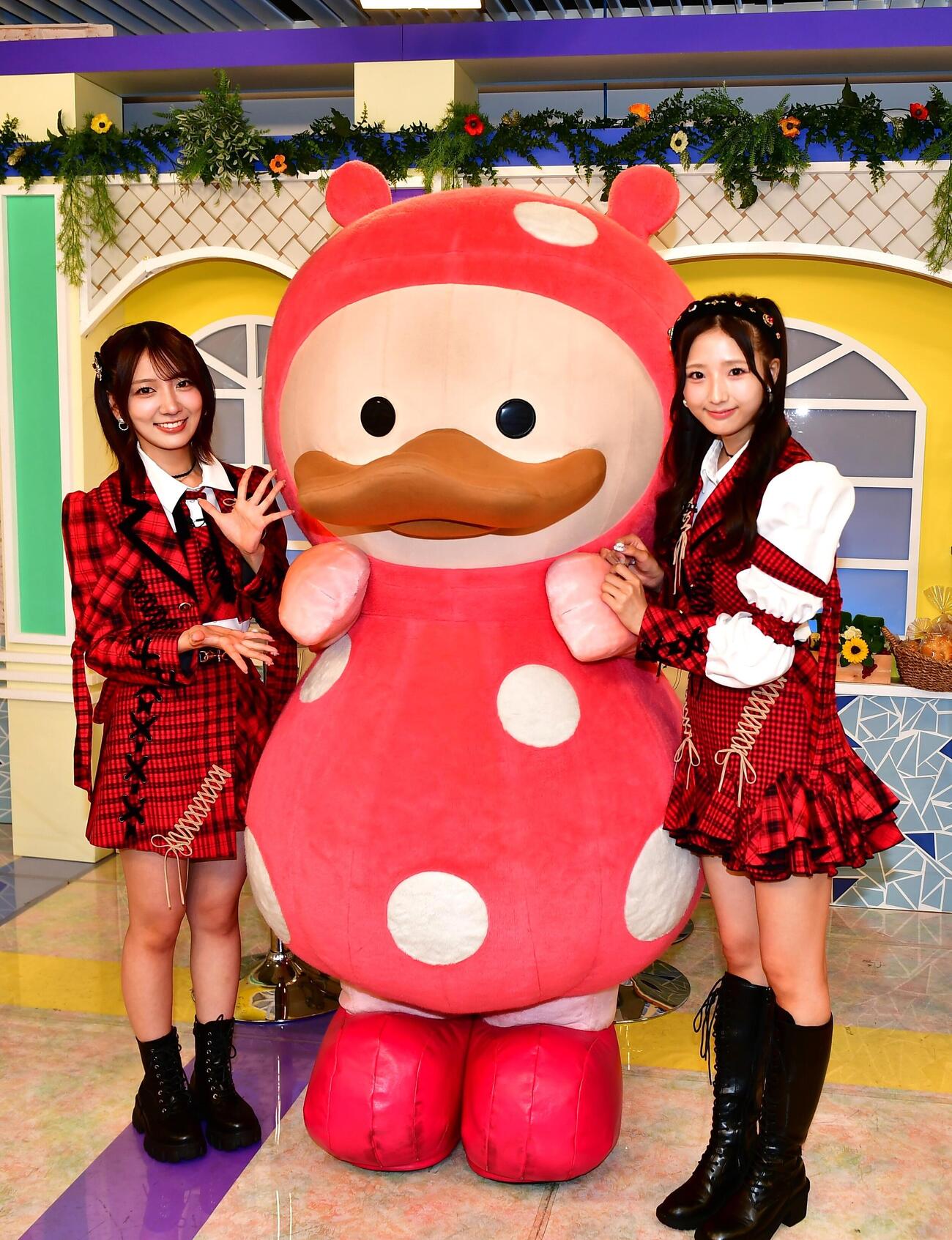 OBSの「かぼすタイム」に生出演し、同局キャラクター「まるんちゃん」と記念撮影したAKB48の工藤華純（左）と迫由芽実